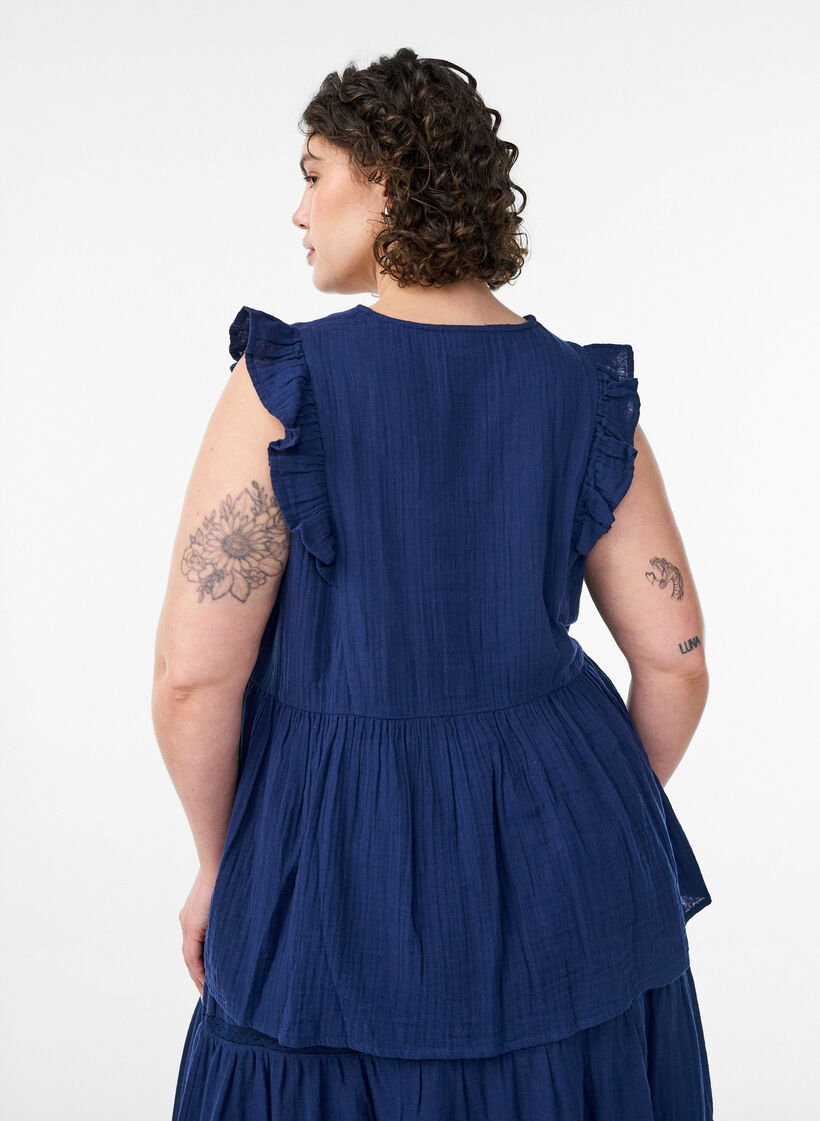 &Auml;rml&ouml;s blus i bomullsmuslin med volanger, Bl&aring;, Model image number 2