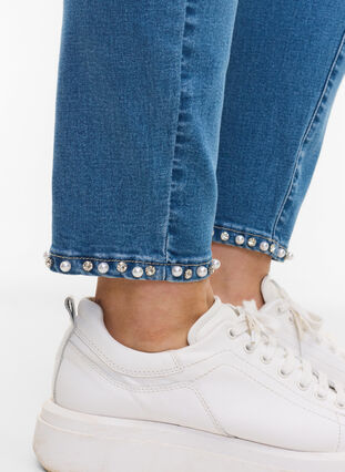 Croppade Amy jeans med pärlor, Light blue denim, Model image number 2