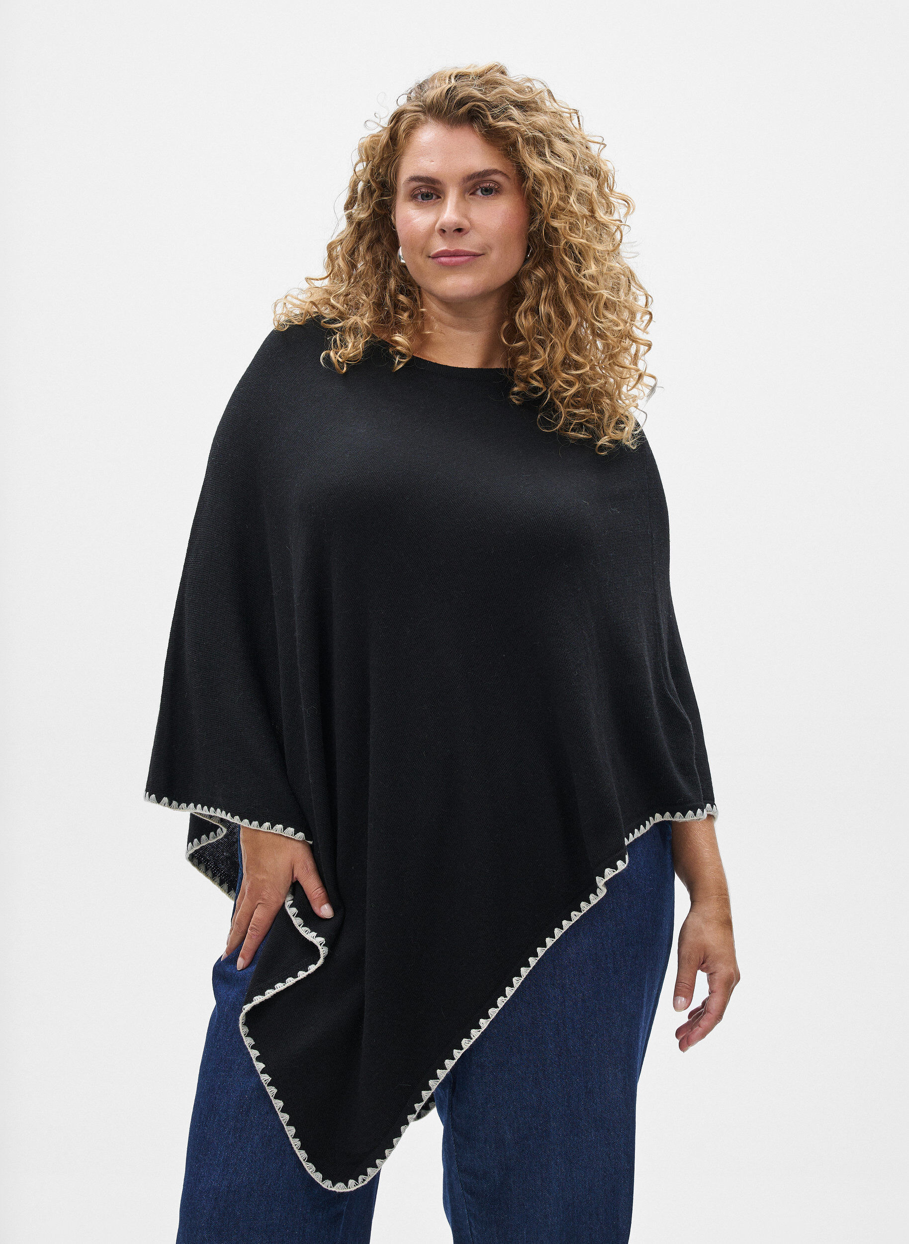 Fin stickad poncho, Svart, Model
