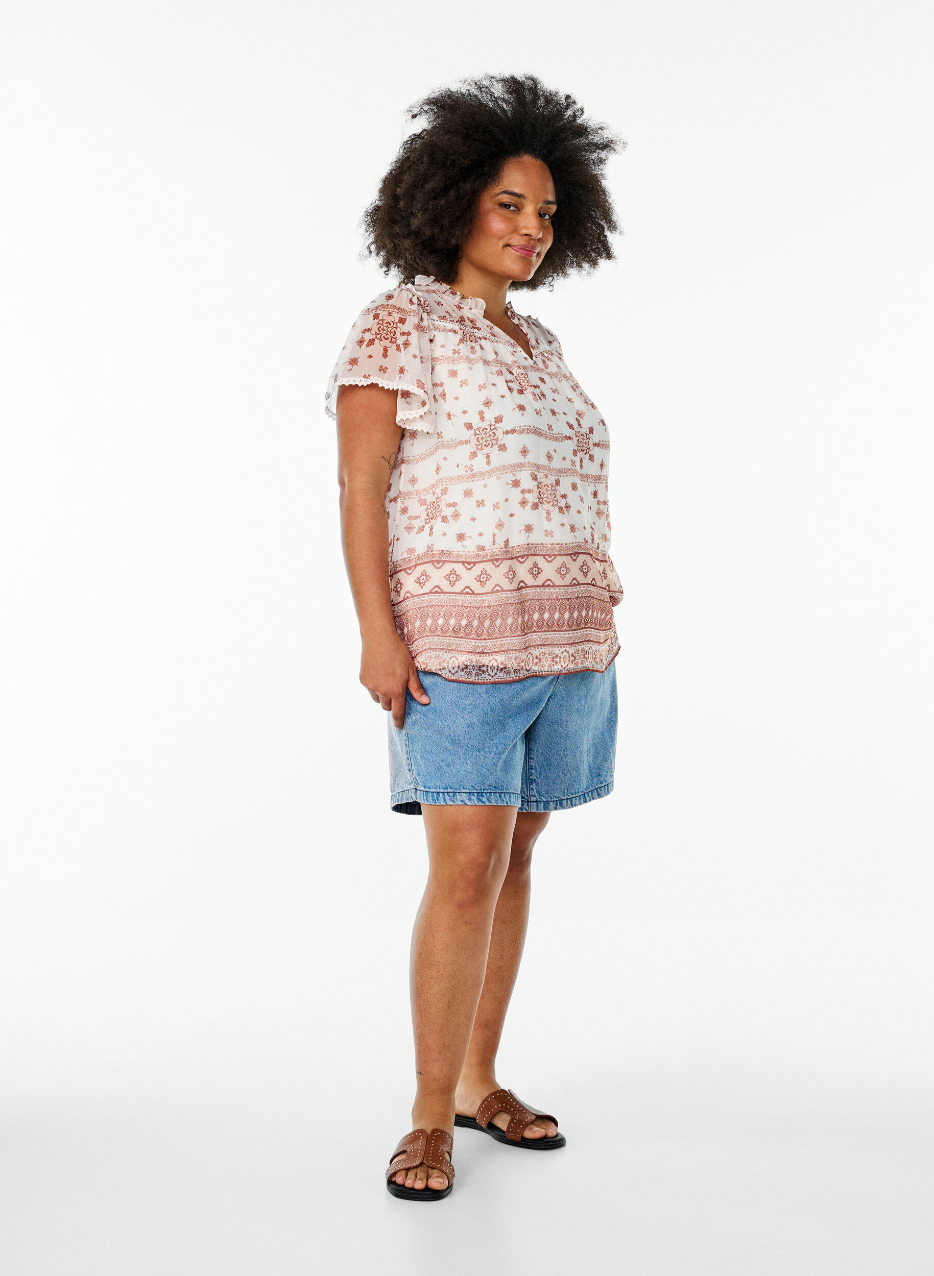 Zizzi M&ouml;nstrad blus med volangdetaljer och korta &auml;rmar, Vanilla, Model image number 1