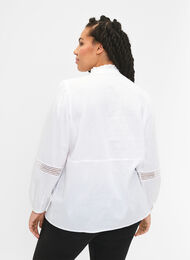 Skjortblus med volangkrage och virkat band, Bright White, Model