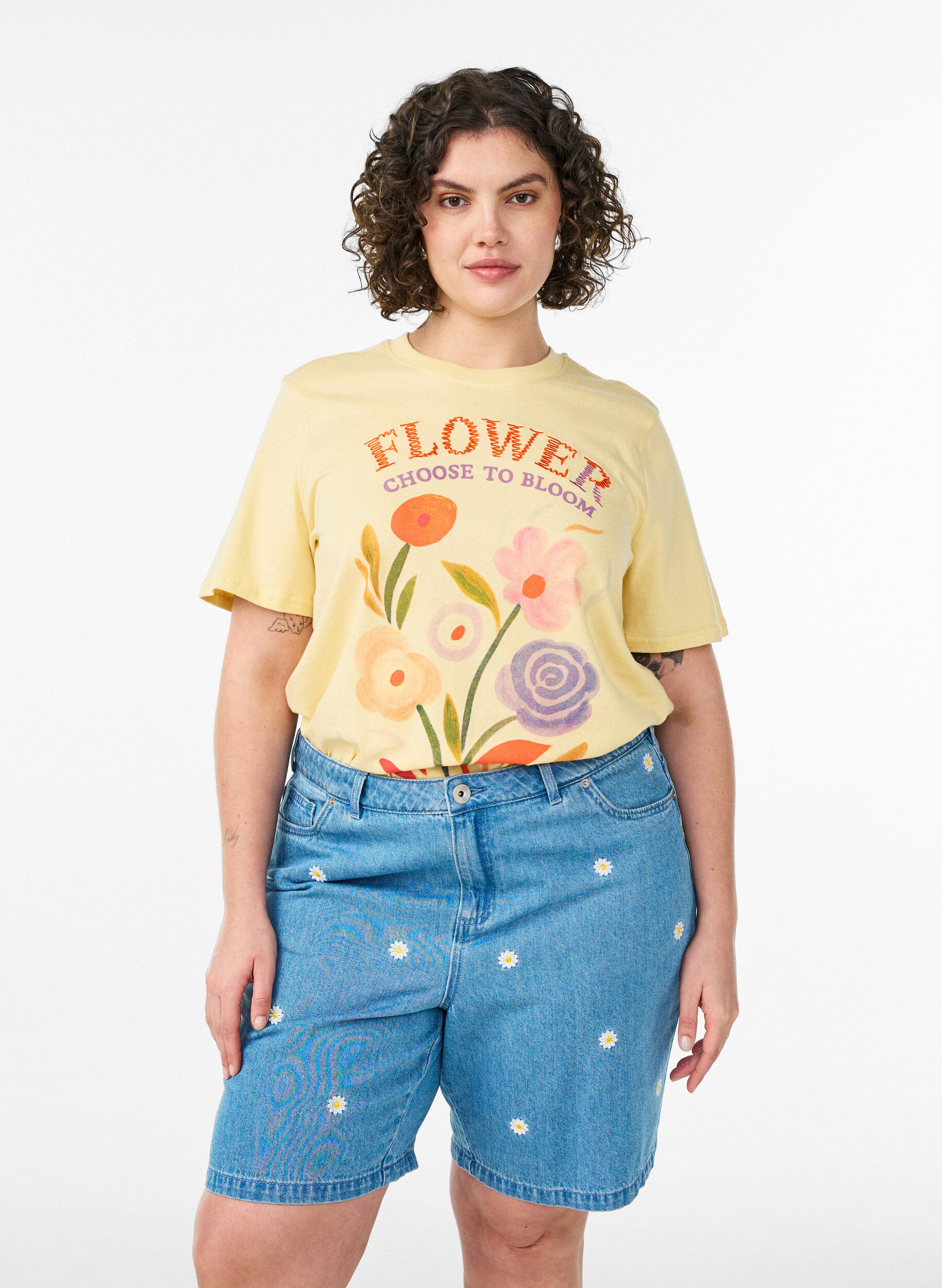 Zizzi Jeansshorts med h&ouml;g midja och blombroderi, Bl&aring;, Model image number 0