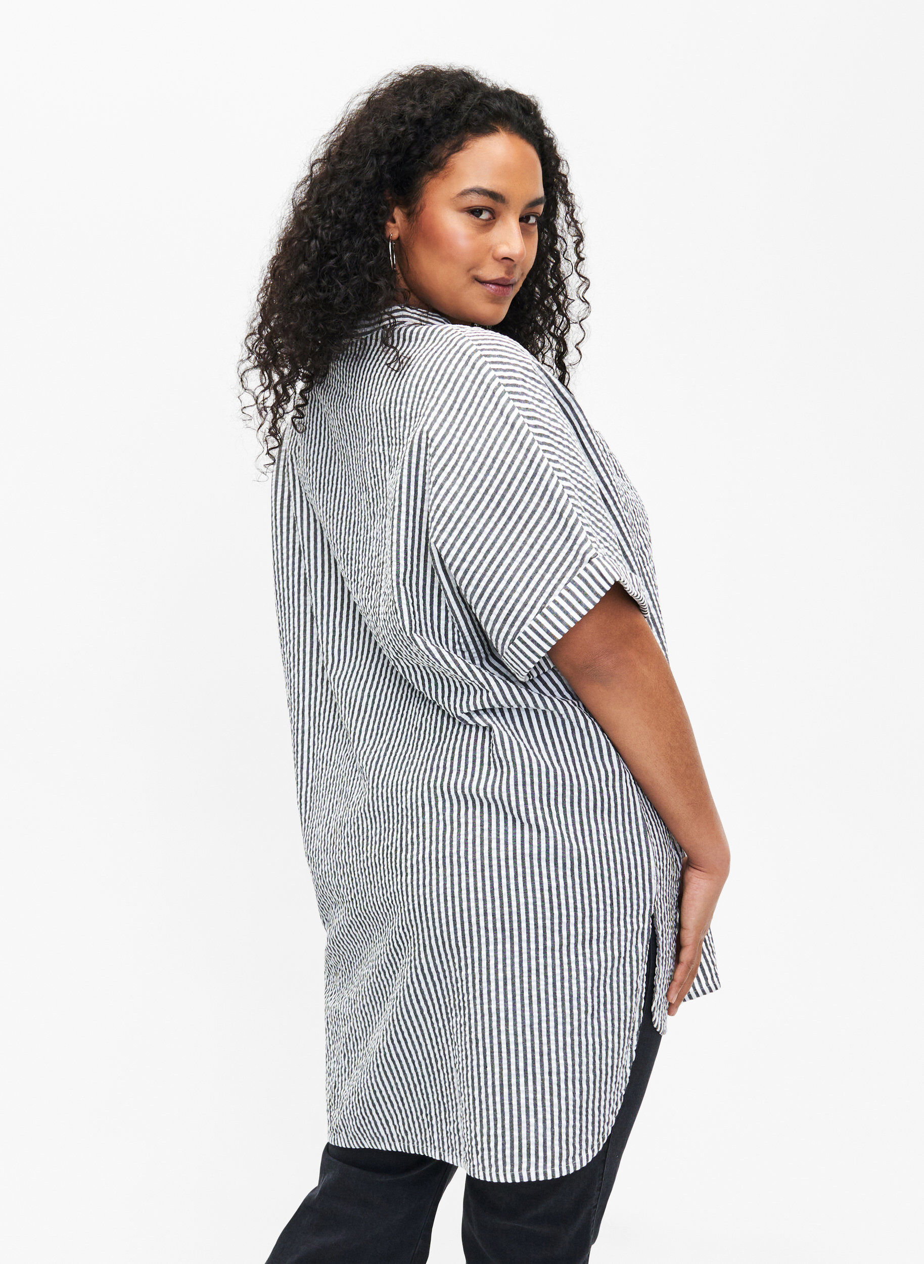 Zizzi Randig skjorta med br&ouml;stfickor, White/Black Stripe, Model image number 1