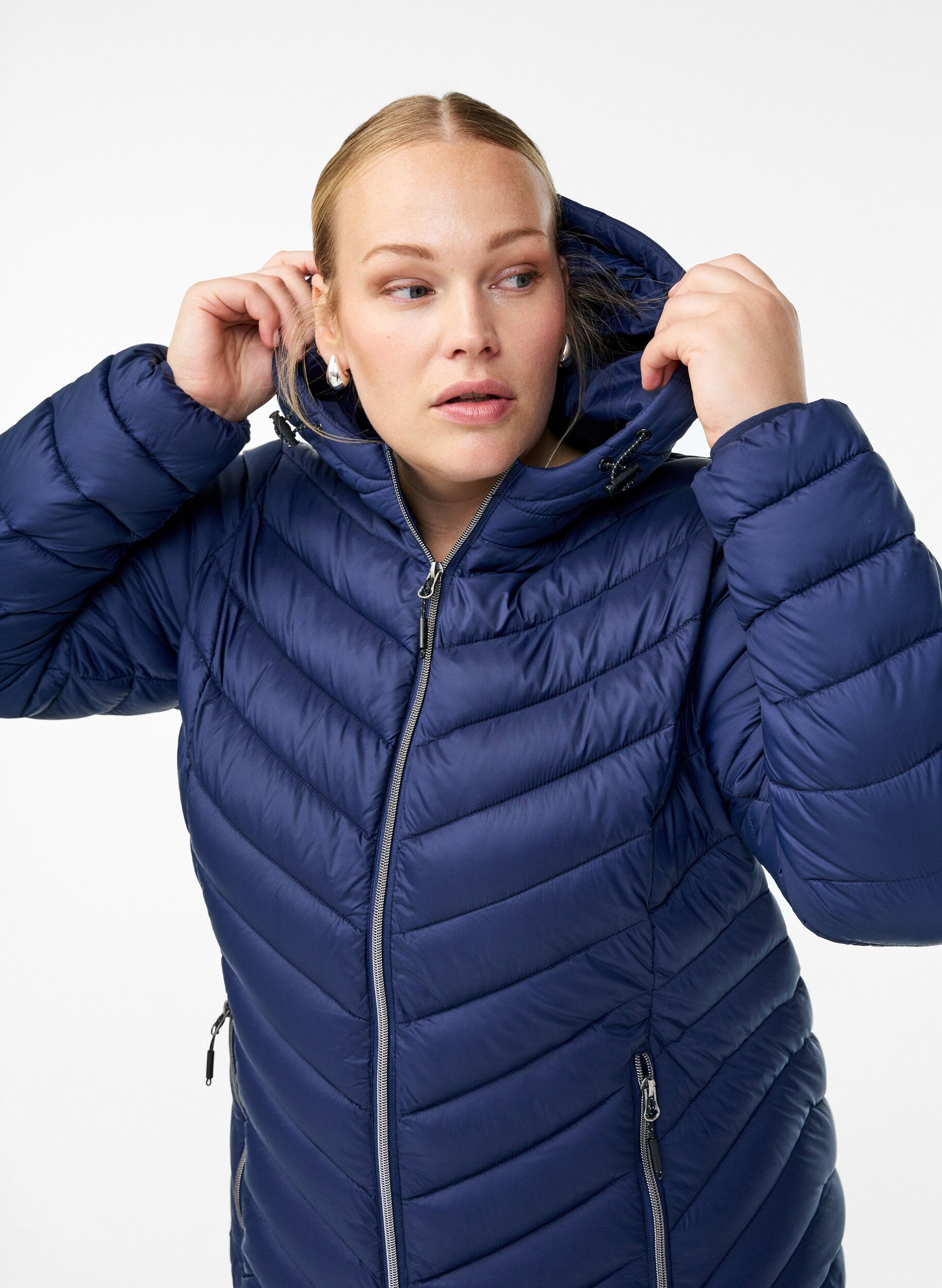 ZizziL&auml;ttviktsjacka med huva, Bl&aring;, Model image number 3