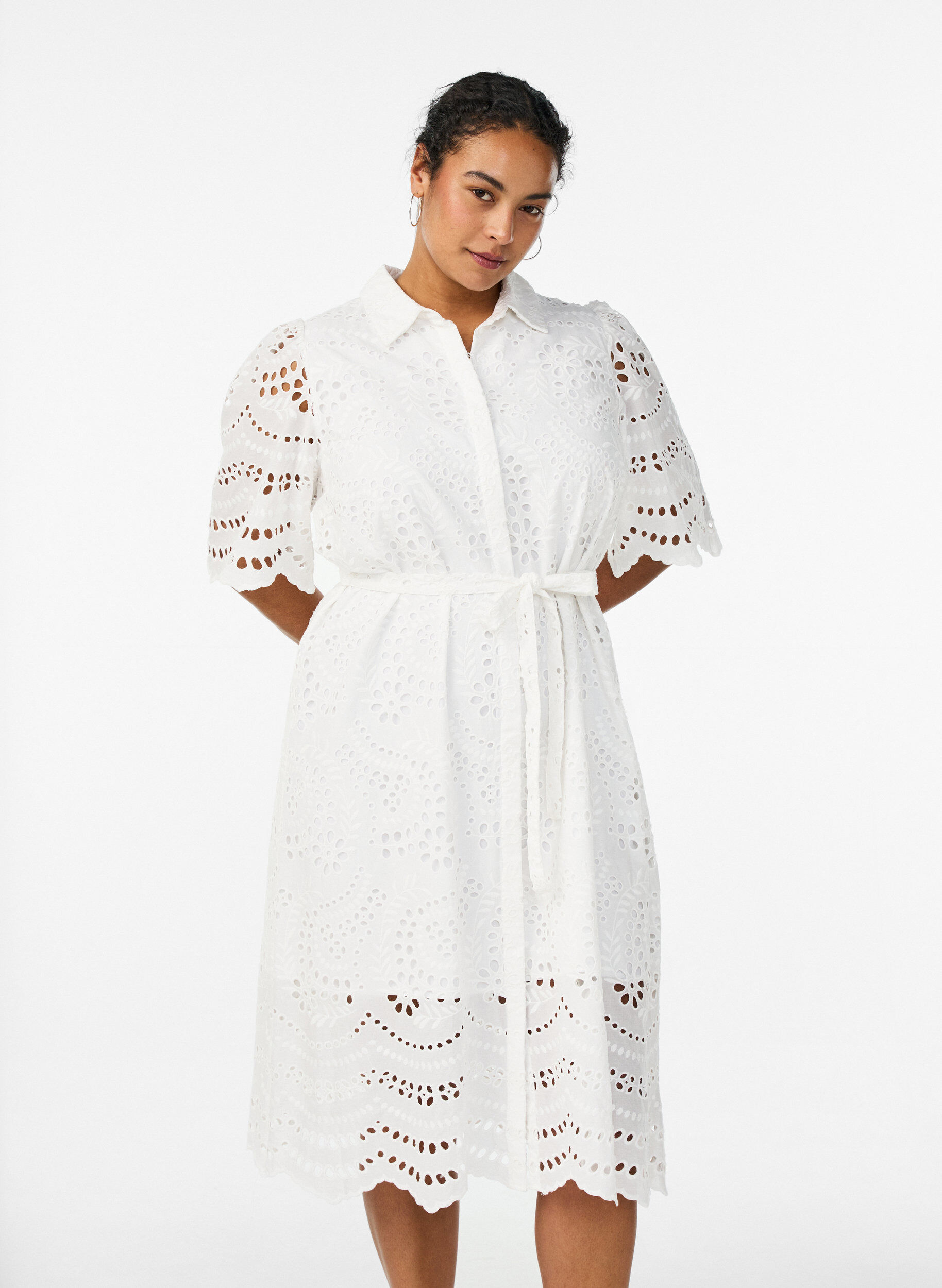 Skjortkl&auml;nning i broderie anglaise med knytb&auml;lte, Vit, Model