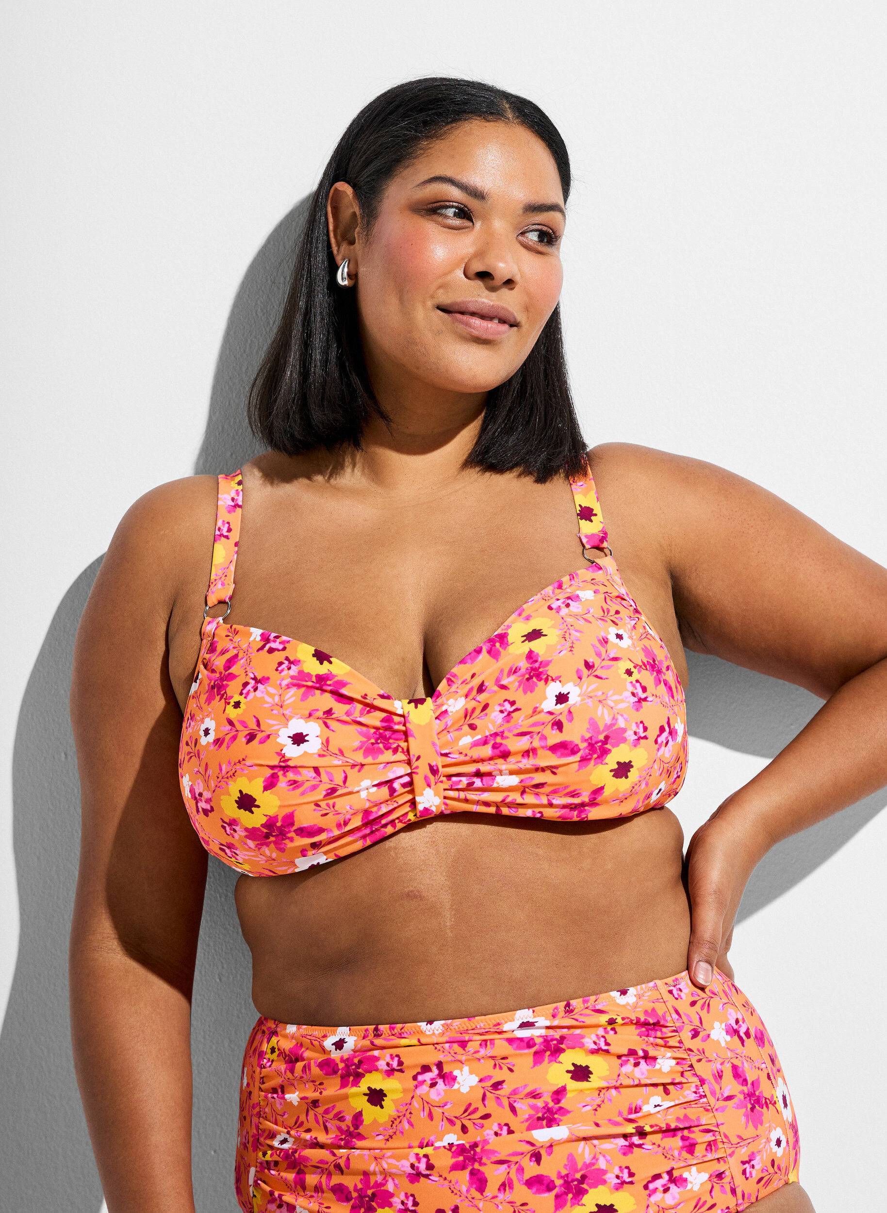 Bikinitopp med bygel och m&ouml;nster, Orange, Model