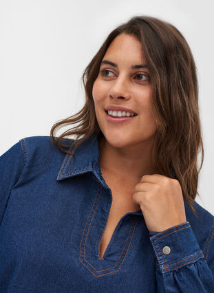 Denimklänning med slits och v-ringning, Blue denim, Model image number 2