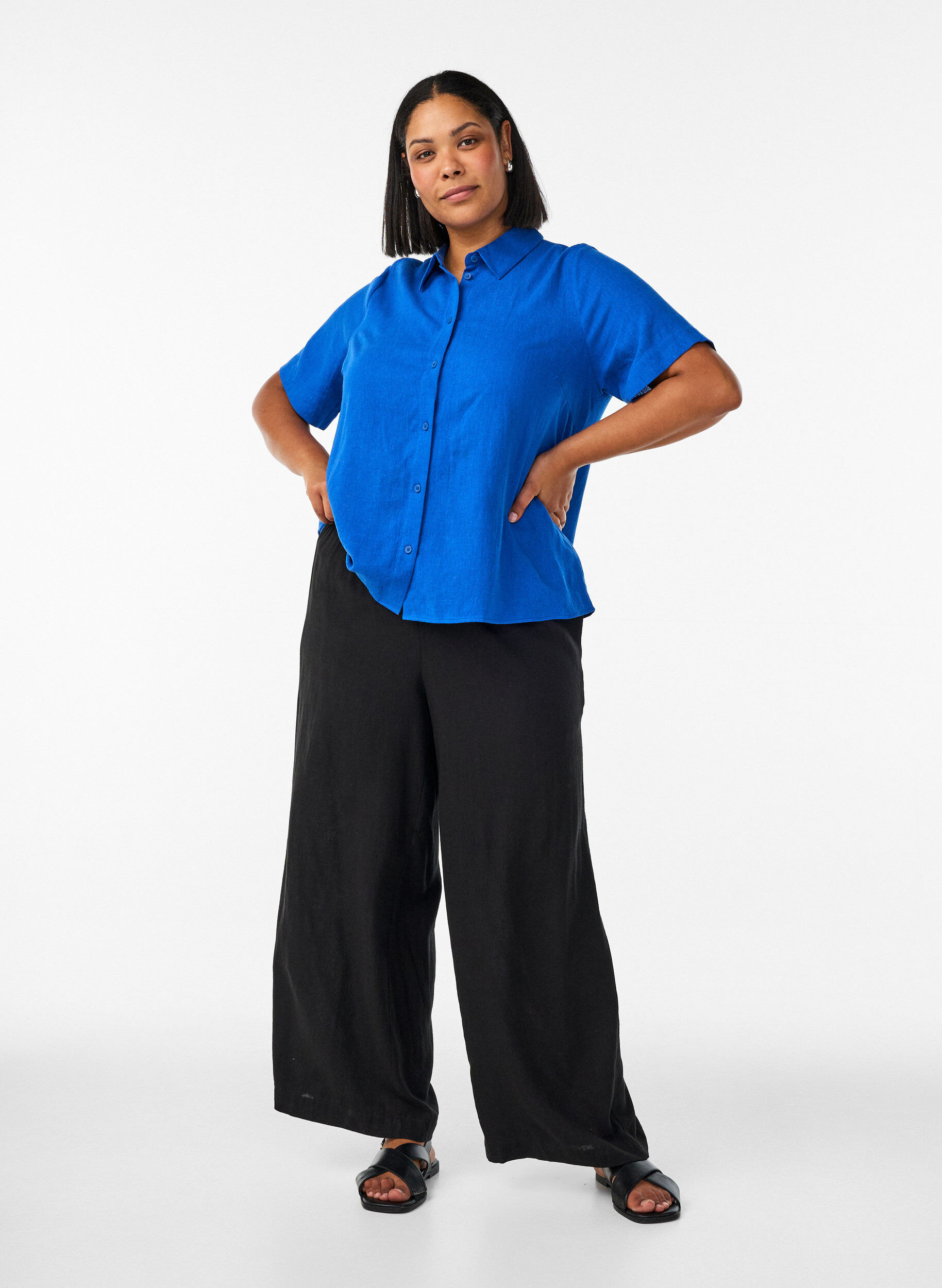 Zizzi Kort&auml;rmad skjorta i linne och viskos, Bl&aring;, Model image number 1