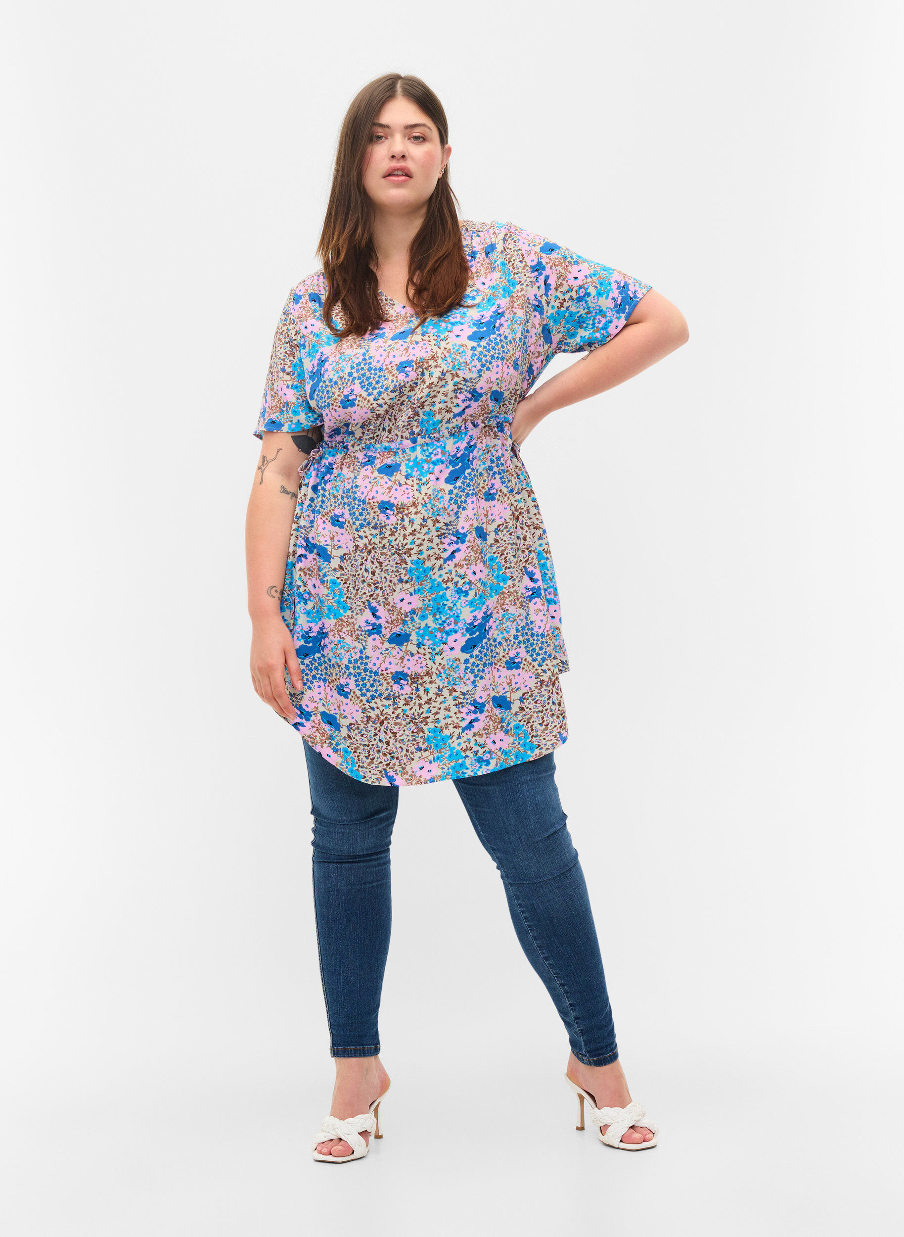 Zizzi M&ouml;nstrad kl&auml;nning med sn&ouml;rdetaljer, Blue Rose Flower, Model image number 2