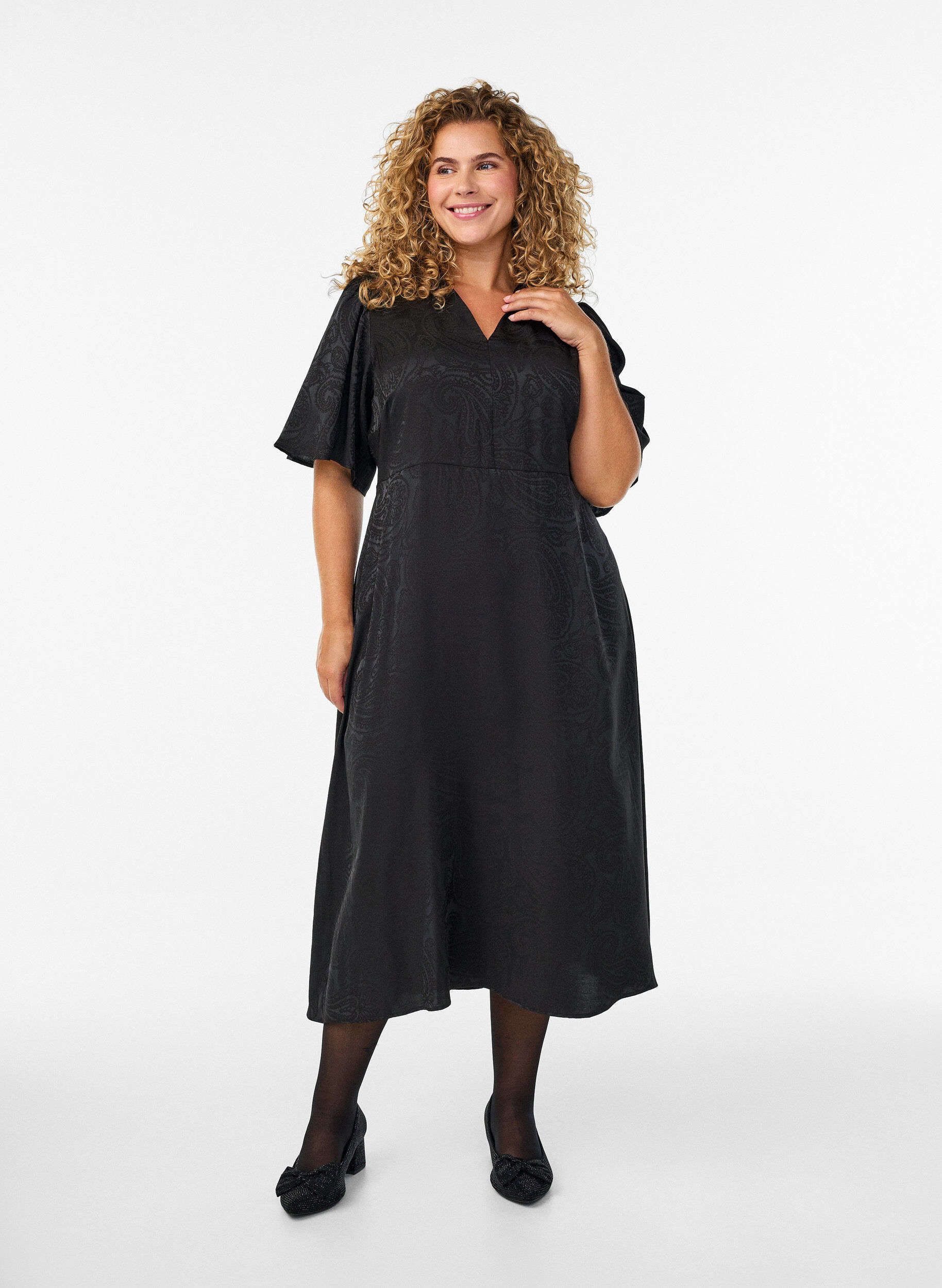 Midikl&auml;nning i jacquard med paisleym&ouml;nster och ving&auml;rmar, Svart, Model