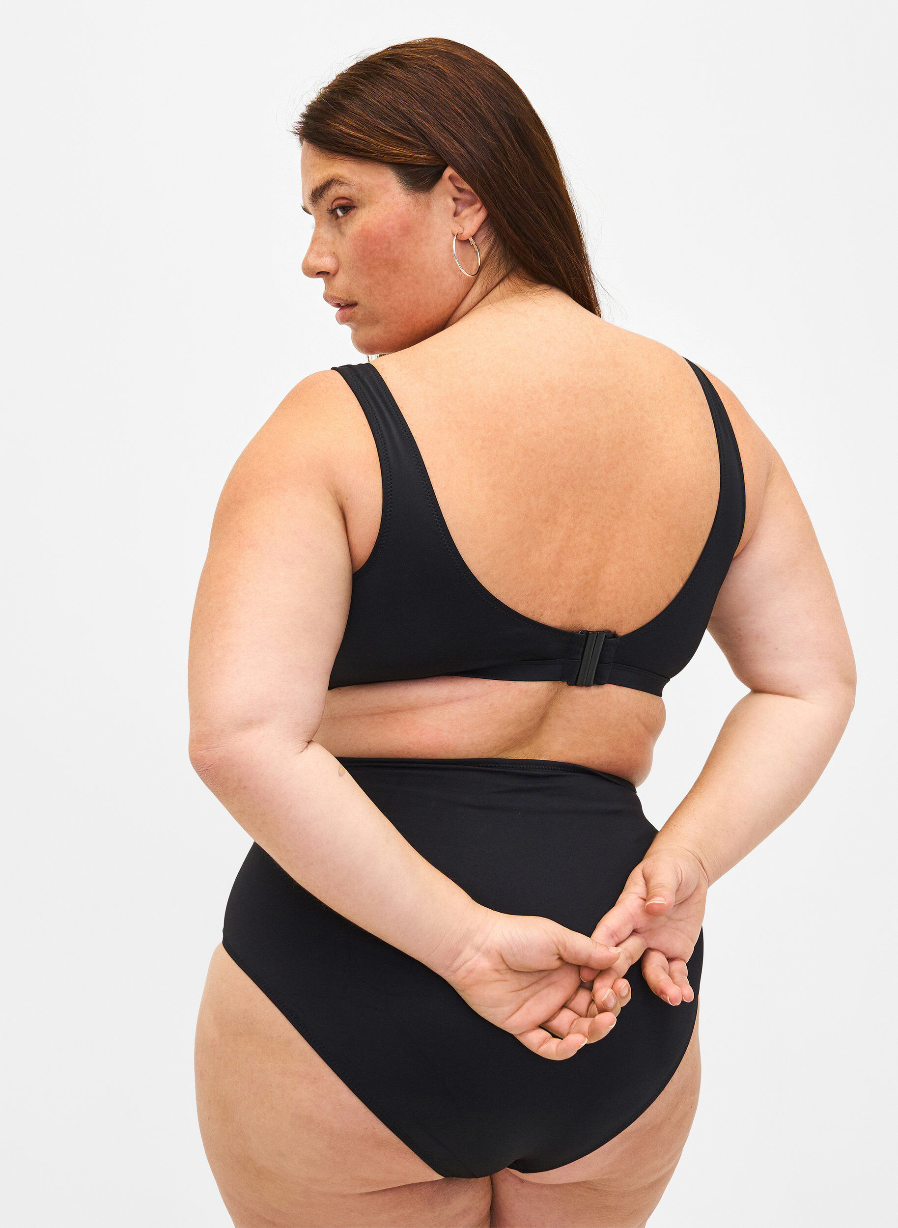 Zizzi Bikinitopp med V-byglar och avtagbara kuddar, Svart, Model image number 2