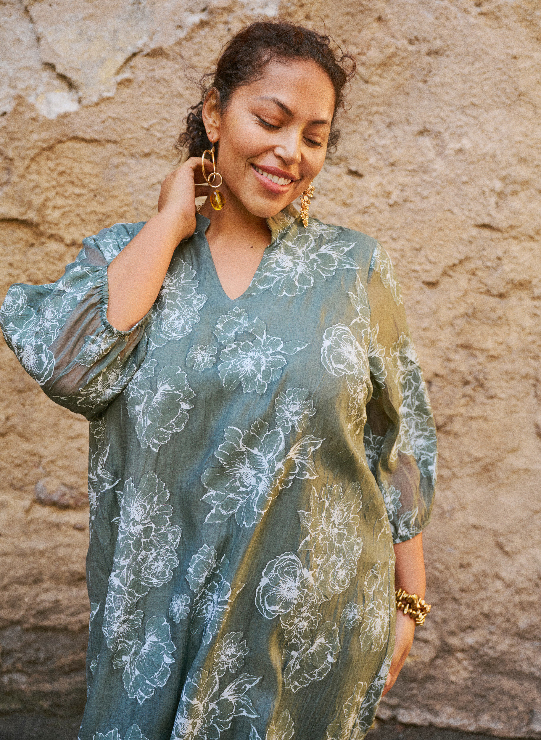 Midikl&auml;nning med blommigt m&ouml;nster och genomskinliga 3/4-&auml;rmar