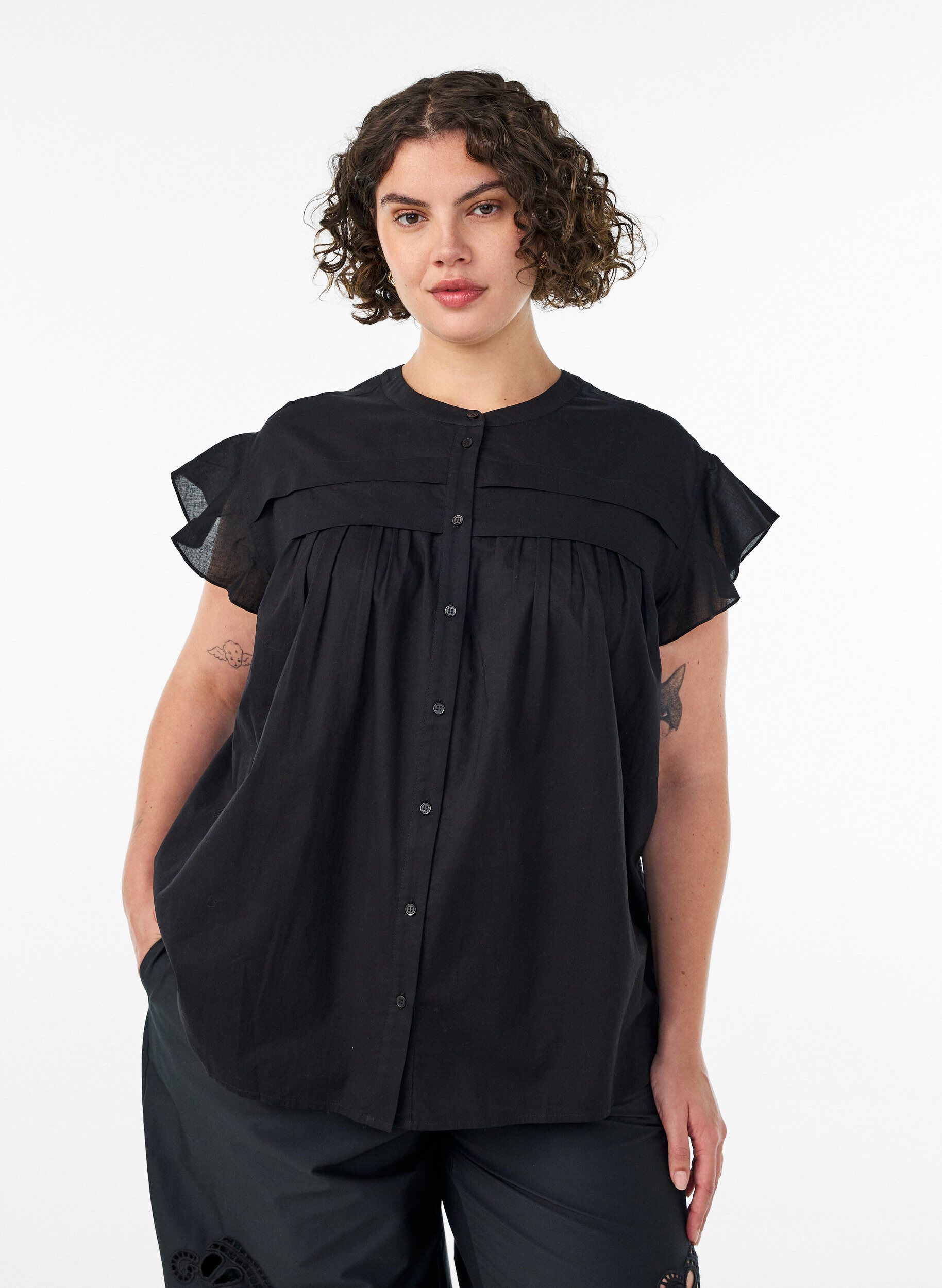 Zizzi&Auml;rml&ouml;s a-linjeformad skjortblus i bomull, Svart, Model image number 0