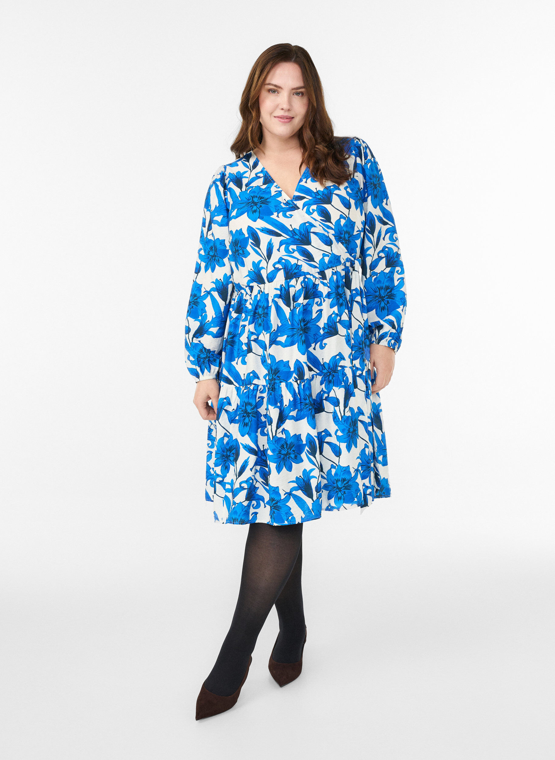 Zizzi Blommig omlottkl&auml;nning med knytsk&auml;rp, Vanilla, Model image number 1