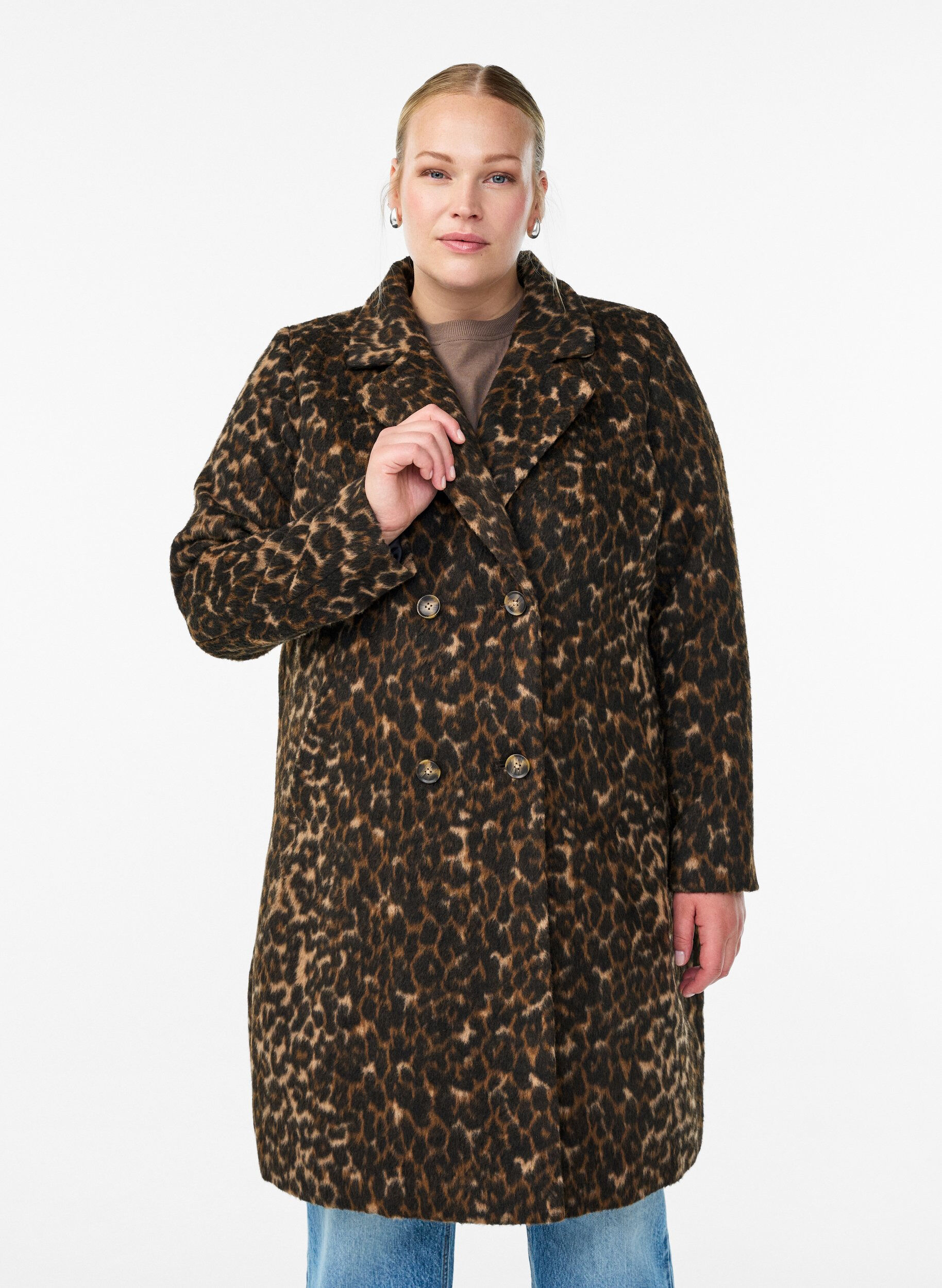 Leopardm&ouml;nstrad kappa med dubbelkn&auml;ppning, Brun, Model