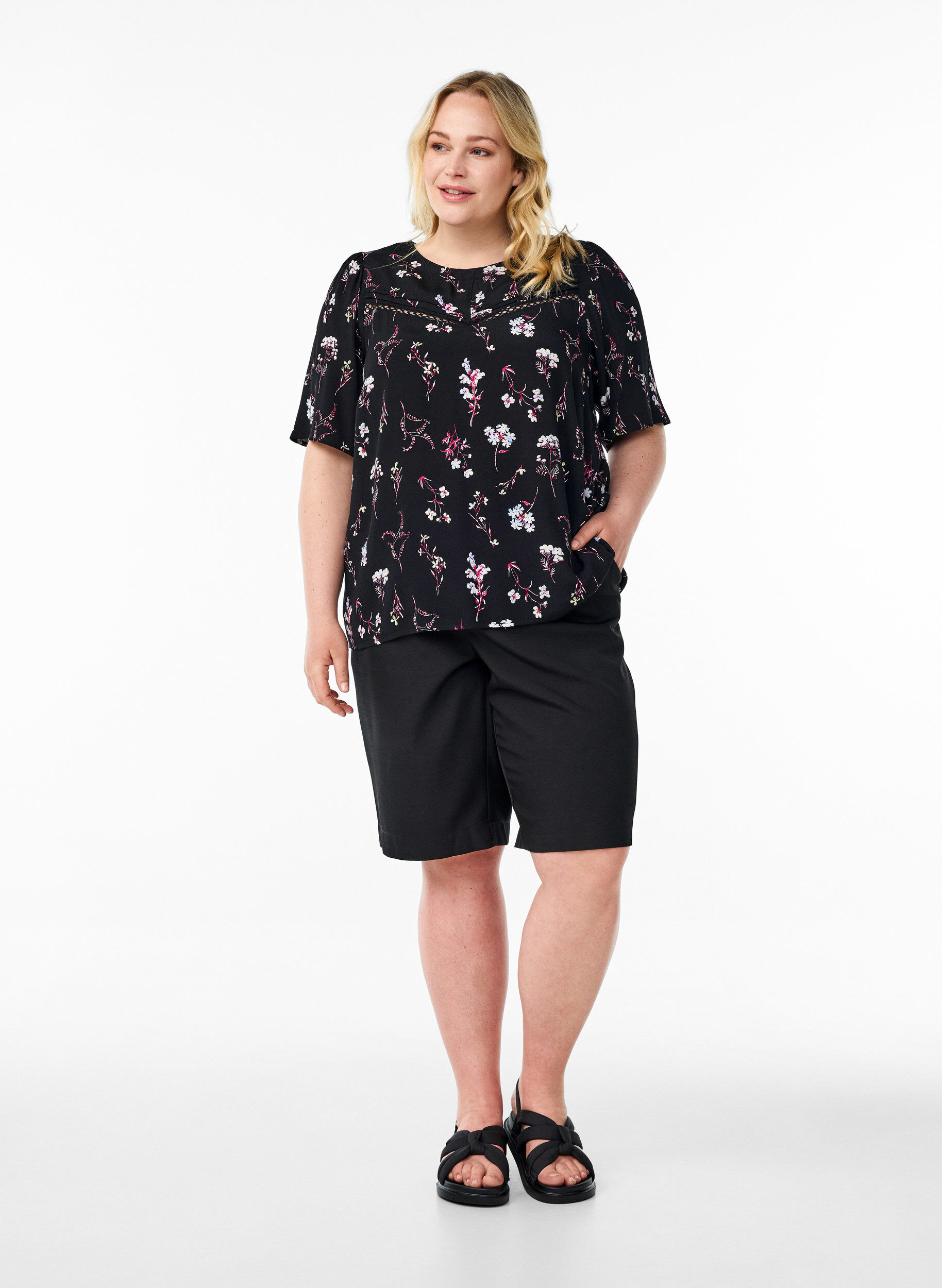 ZizziBlommig blus med korta &auml;rmar, Svart, Model image number 1