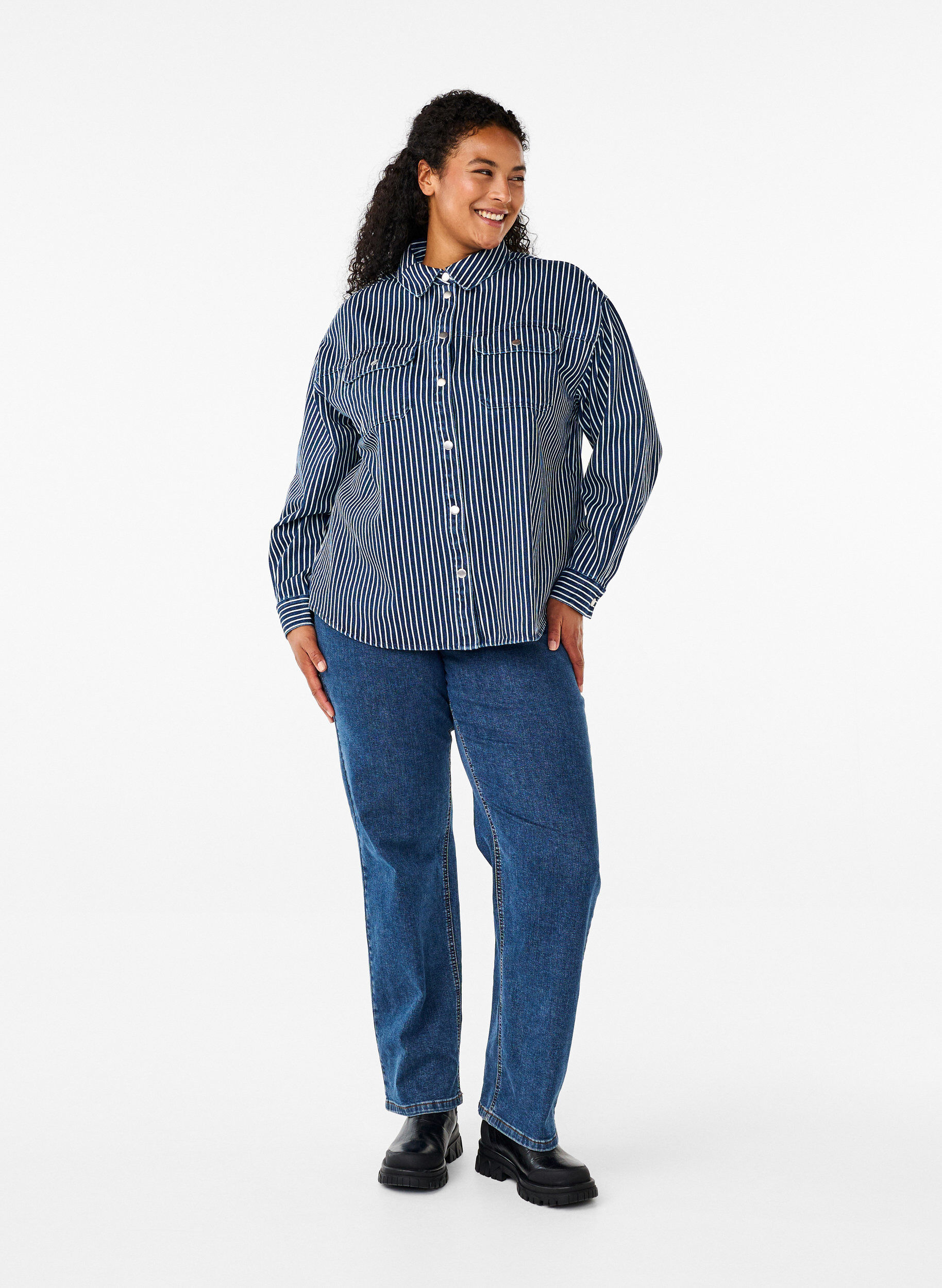 Zizzi Enf&auml;rgad jeansskjorta med br&ouml;stfickor, Blue Denim Stripe, Model image number 3