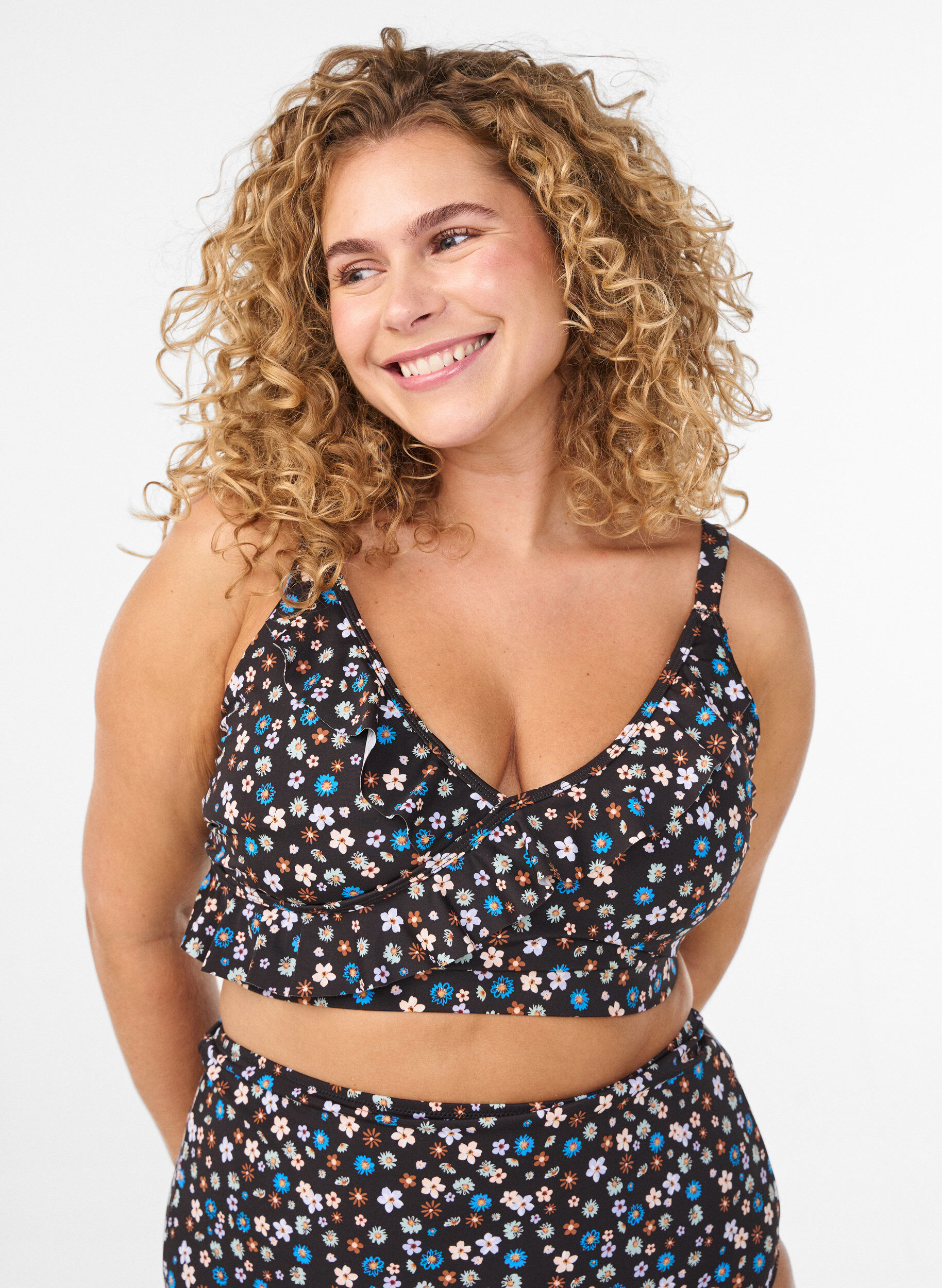 Bikinitopp med blommigt tryck och volangdetaljer, Brun, Model