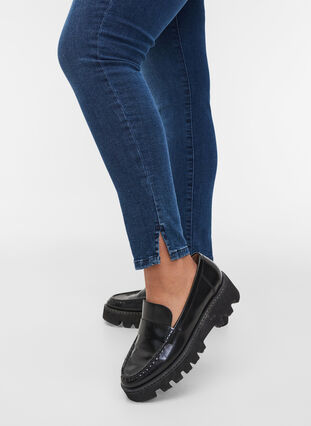 Kampanjvara – Croppade Amy jeans med slits, Blue denim, Model image number 3