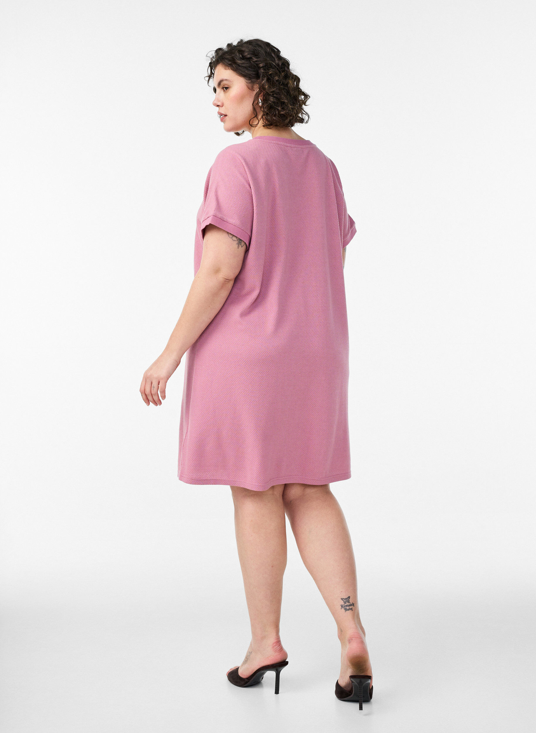 Zizzi Kort kl&auml;nning i strukturerad jersey med rund halsringning, Rosa, Model image number 2