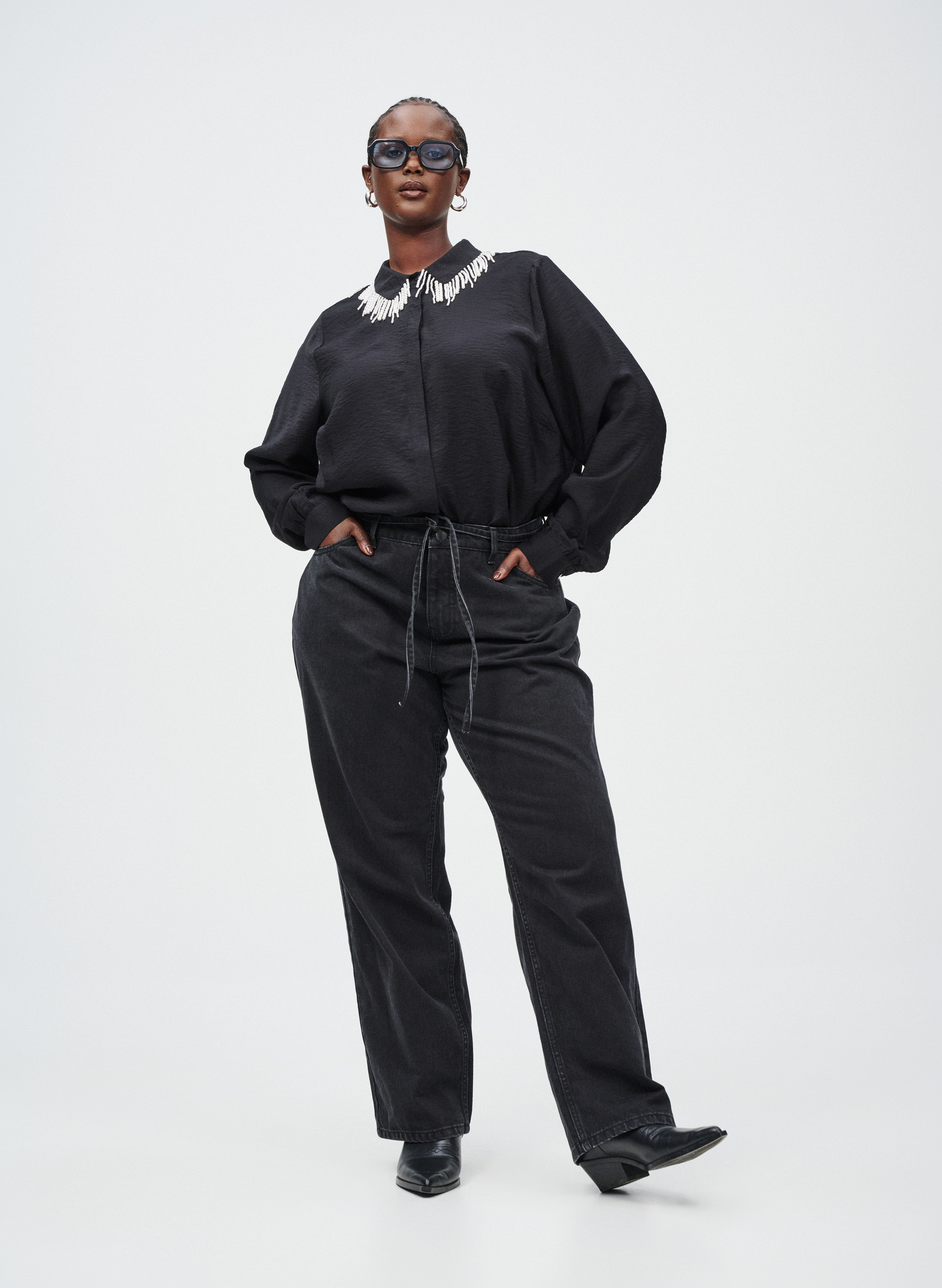 Skjorta med p&auml;rlbroderad krage, , Model