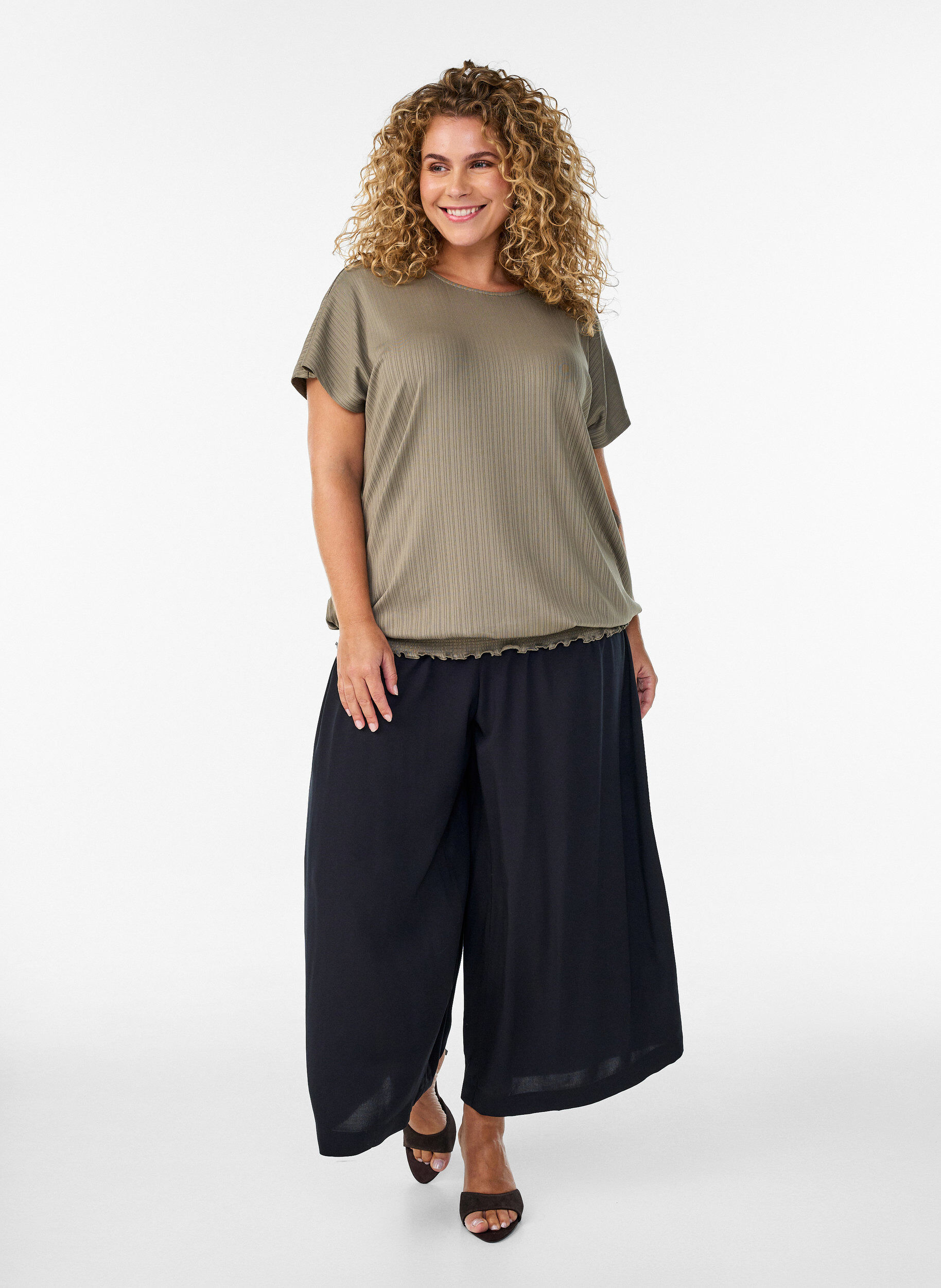 ZizziCulottes i viskos med h&ouml;g midja och vida ben, Svart, Model image number 0