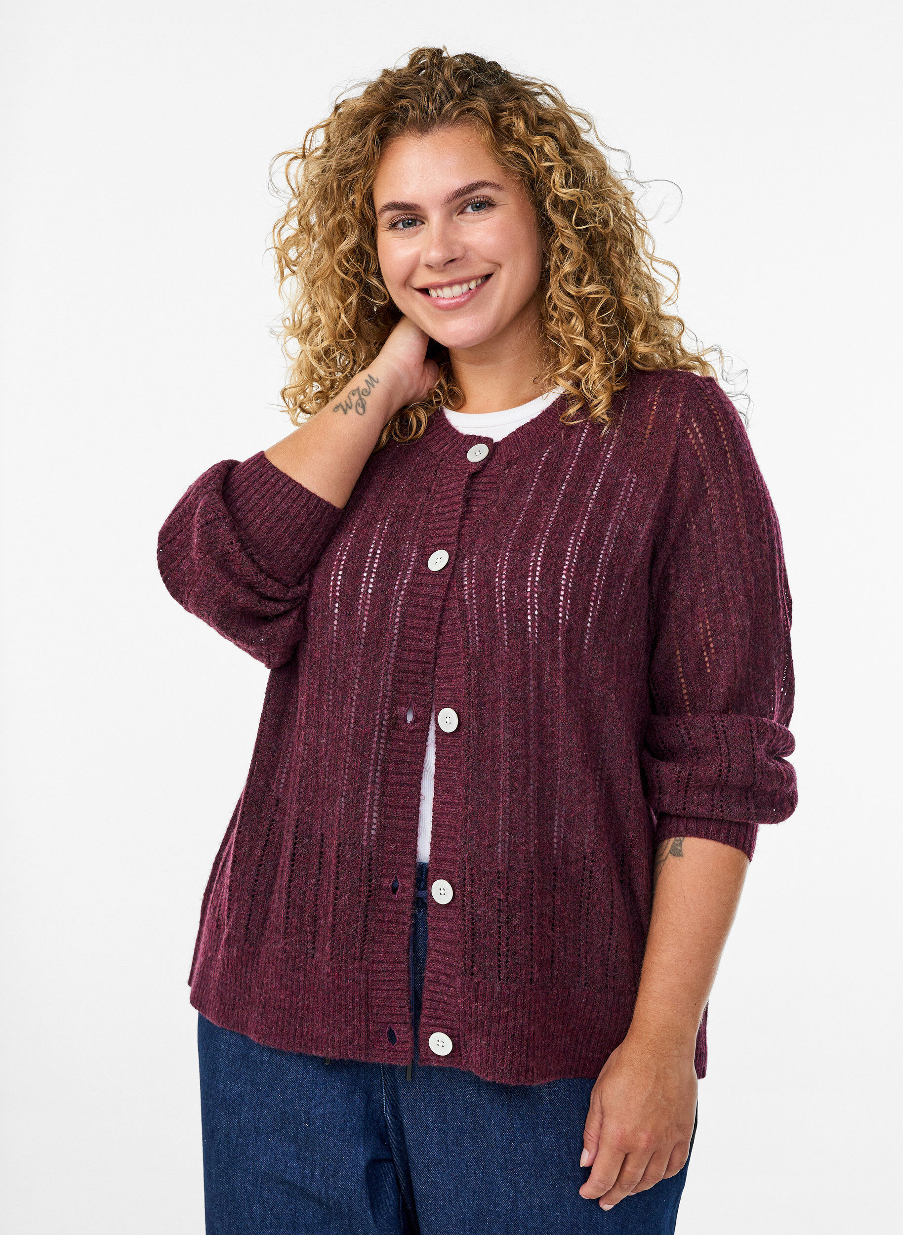 Stickad kofta med h&aring;lm&ouml;nster, M&ouml;rk Bordeaux, Model
