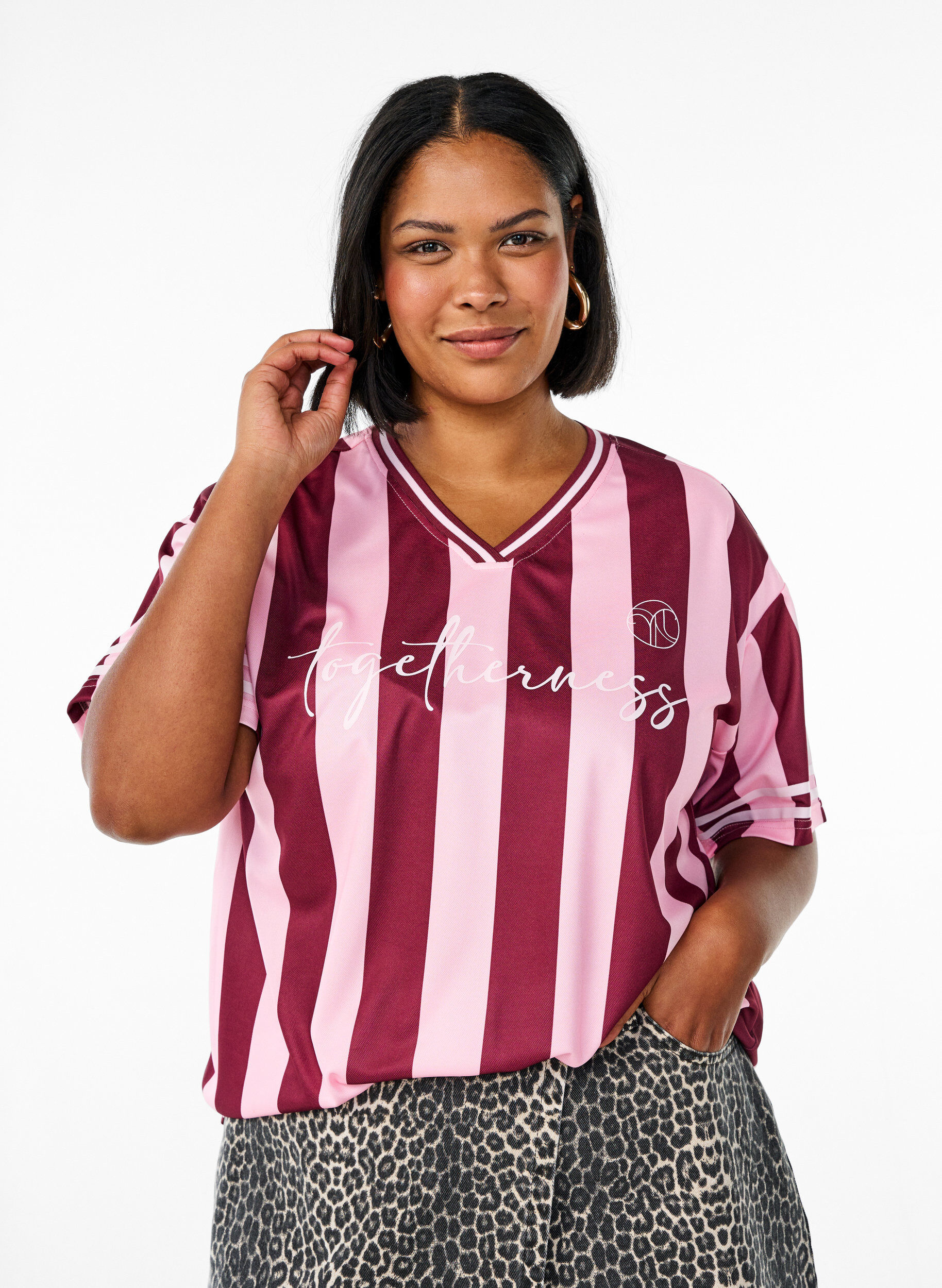 Zizzi Sportig t-shirt med r&auml;nder och texttryck, Rosa, Model image number 0