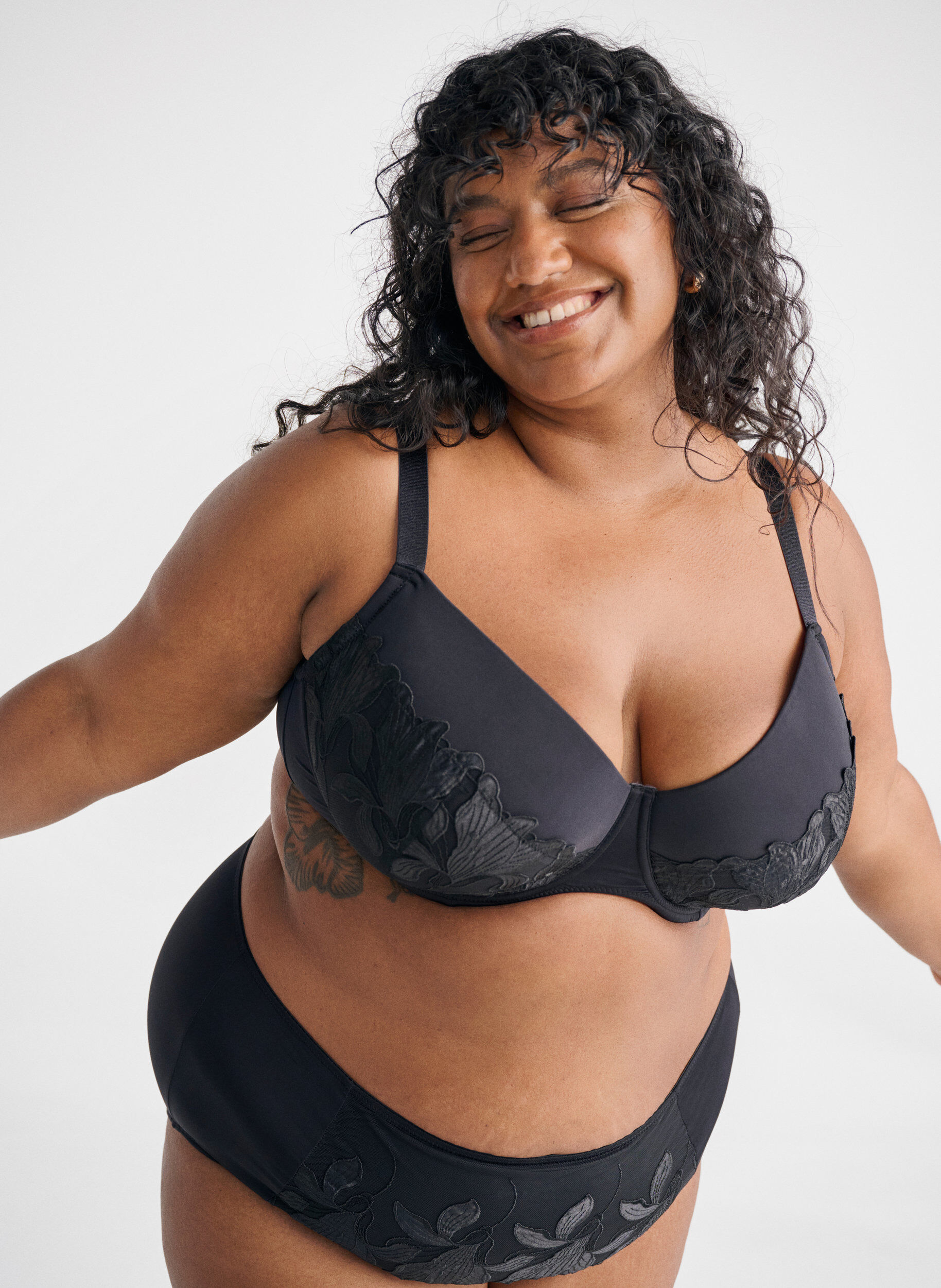 Zizzi Vadderad BH med broderade blommor, Svart, Image image number 0