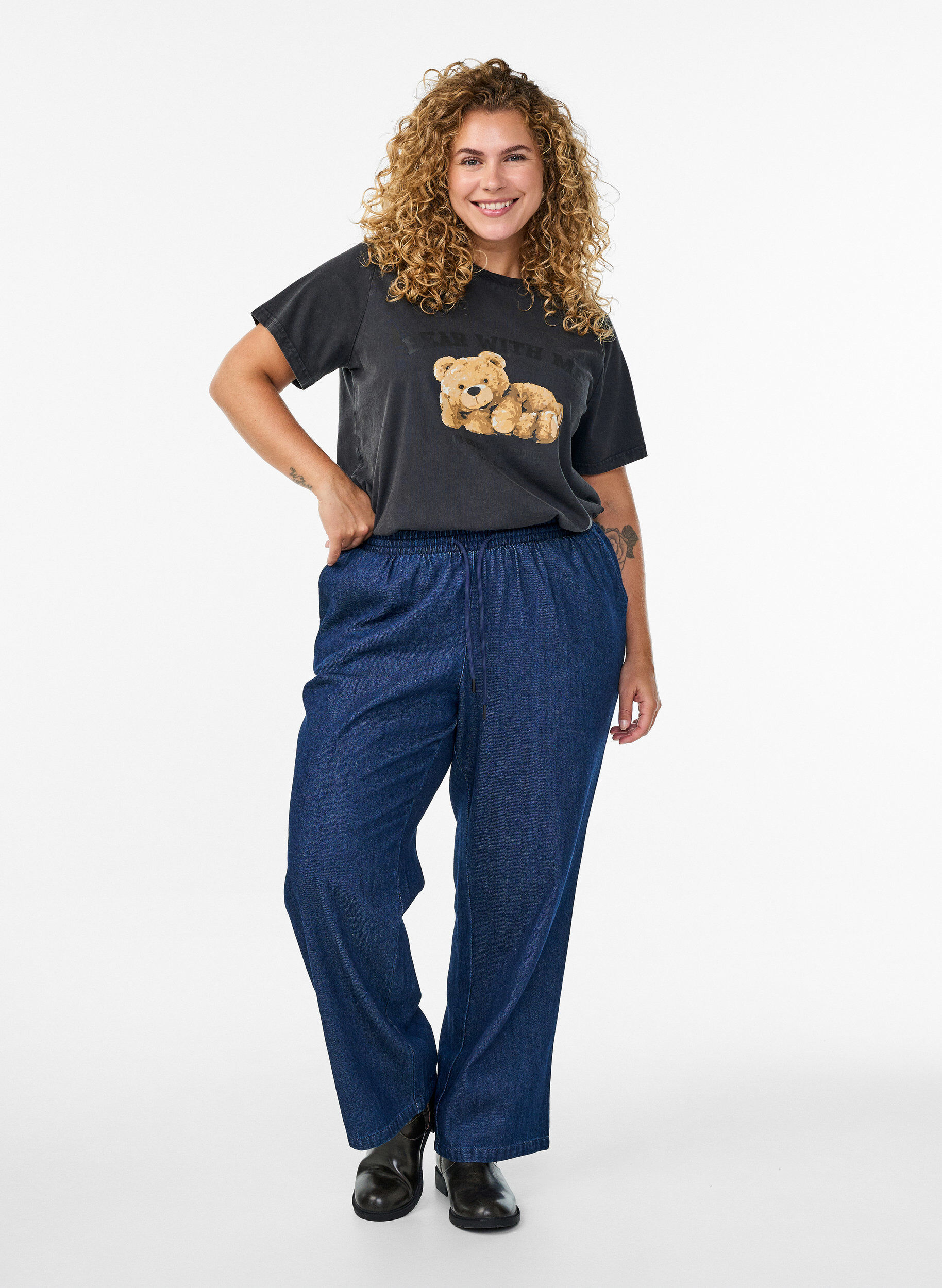 Zizzi T-shirt med nalletryck och tv&auml;ttad look, Gr&aring;, Model image number 1