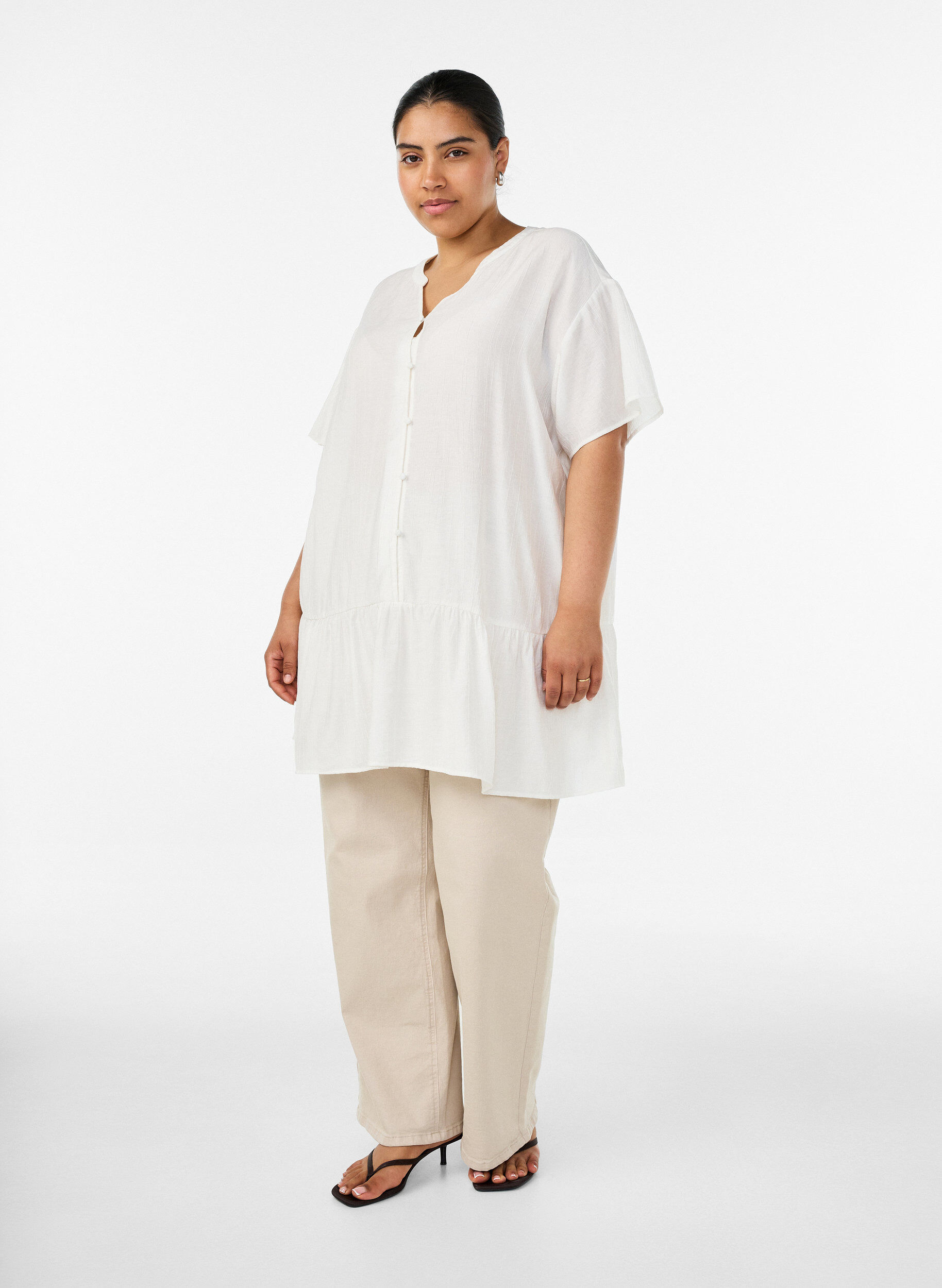 ZizziL&ouml;s tunika med krinklad textur och volangkant, Vanilla, Model image number 1