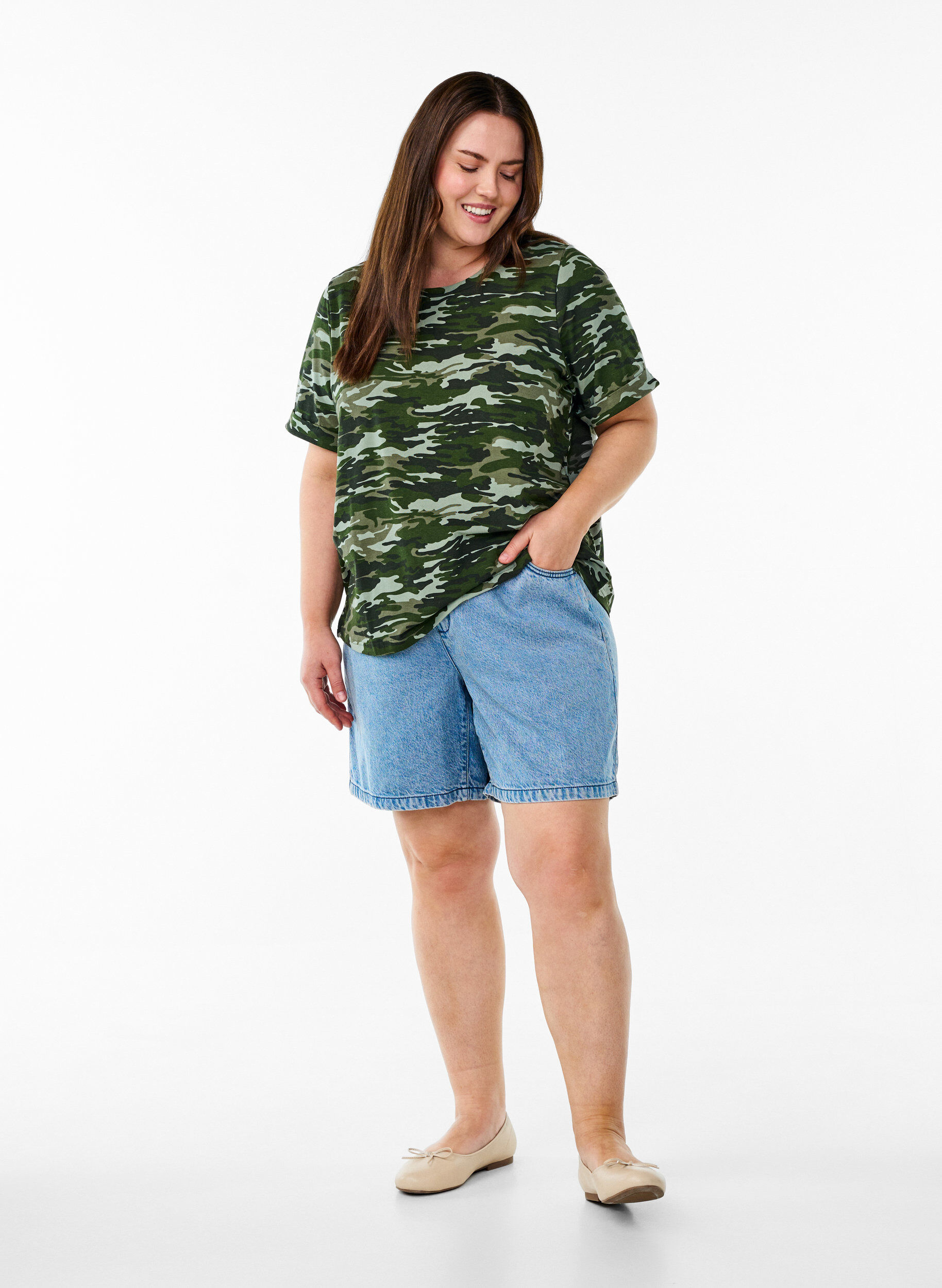 Zizzi T-shirt med rund hals och helt&auml;ckande tryck, Gr&ouml;n, Model image number 1