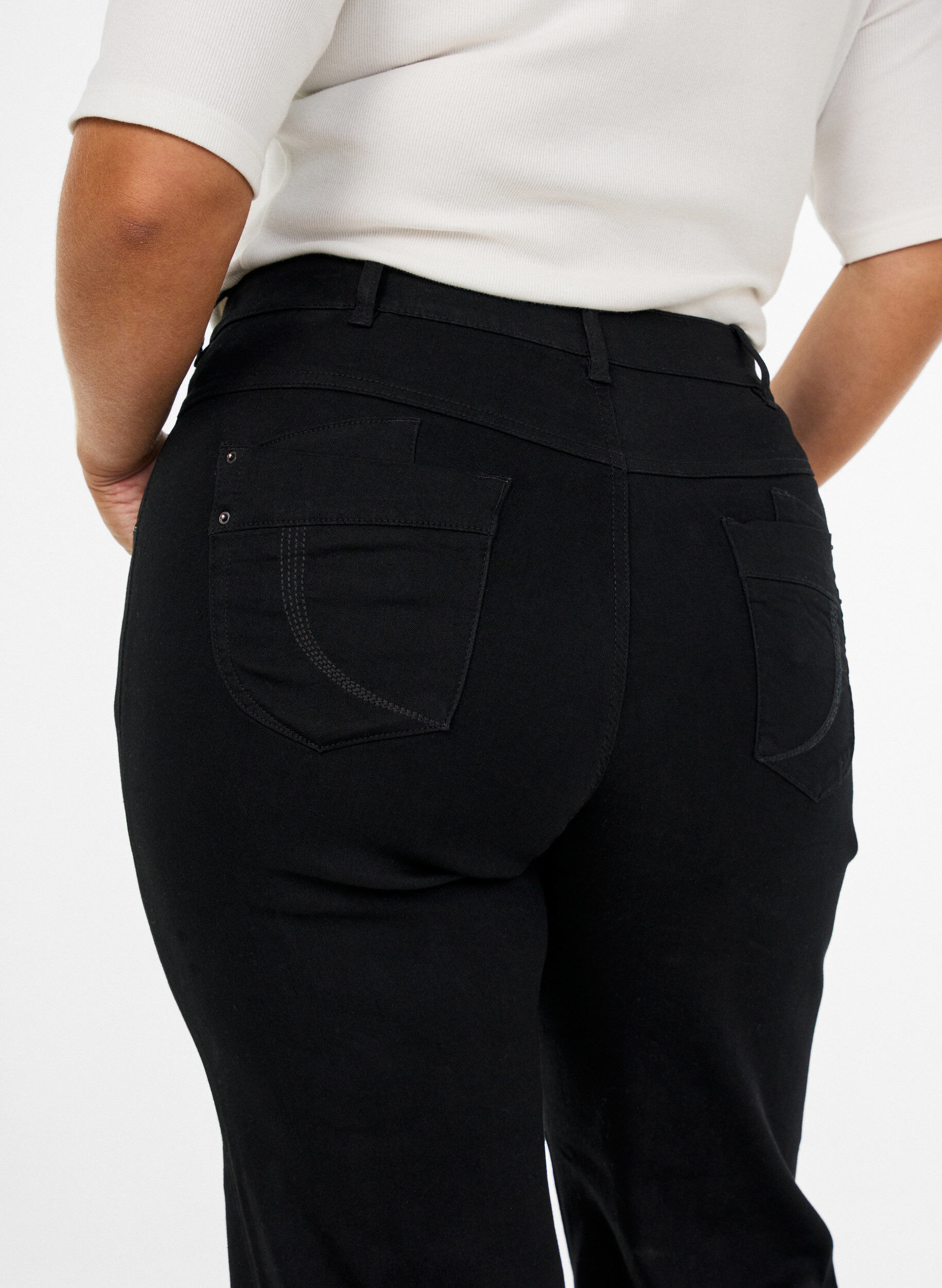 ZizziGemma-jeans med normal passform och h&ouml;g midja, Svart, Model image number 2