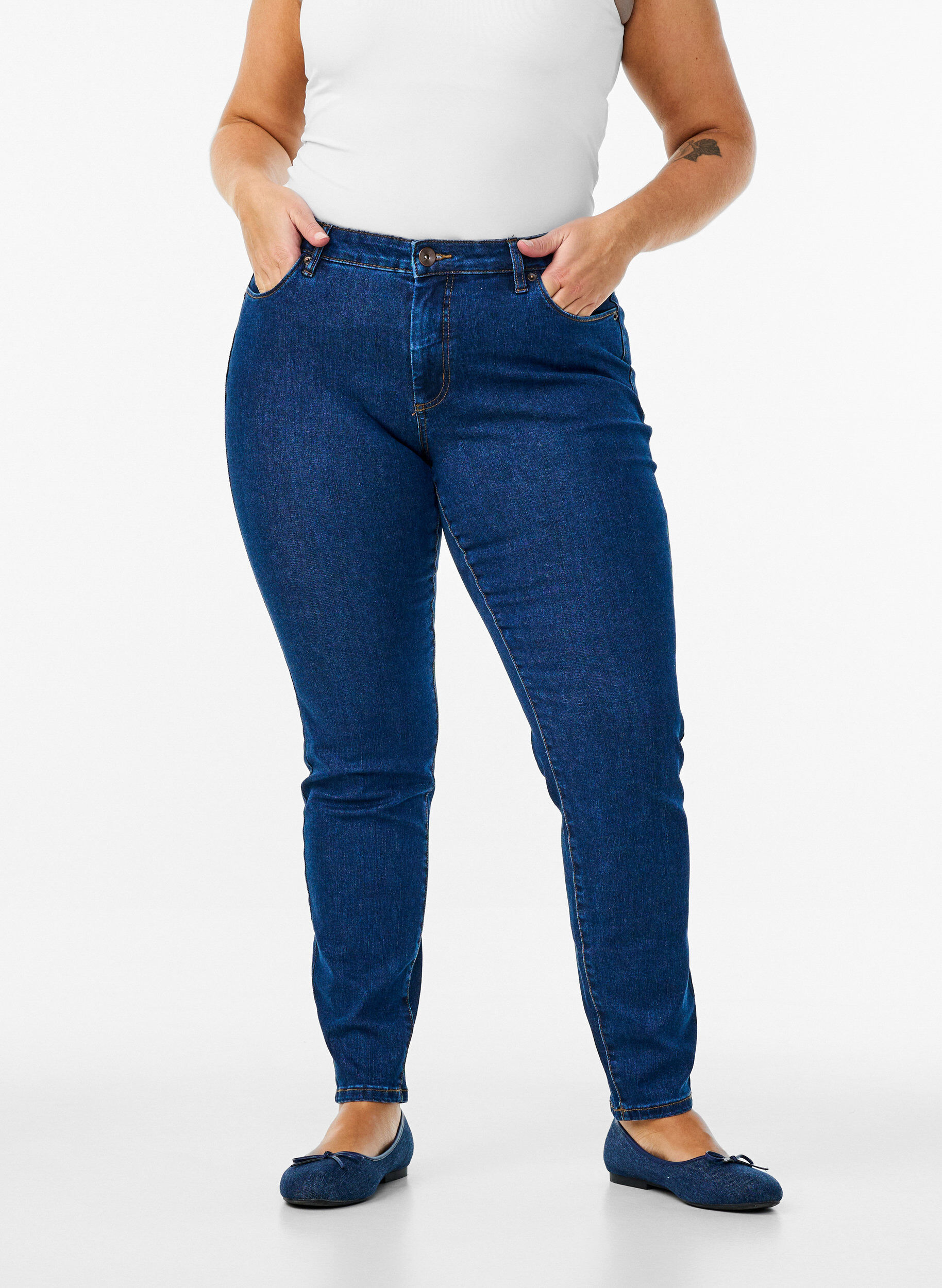 ZizziEmily-jeans med smal passform och normal midja, Bl&aring;, Model image number 2