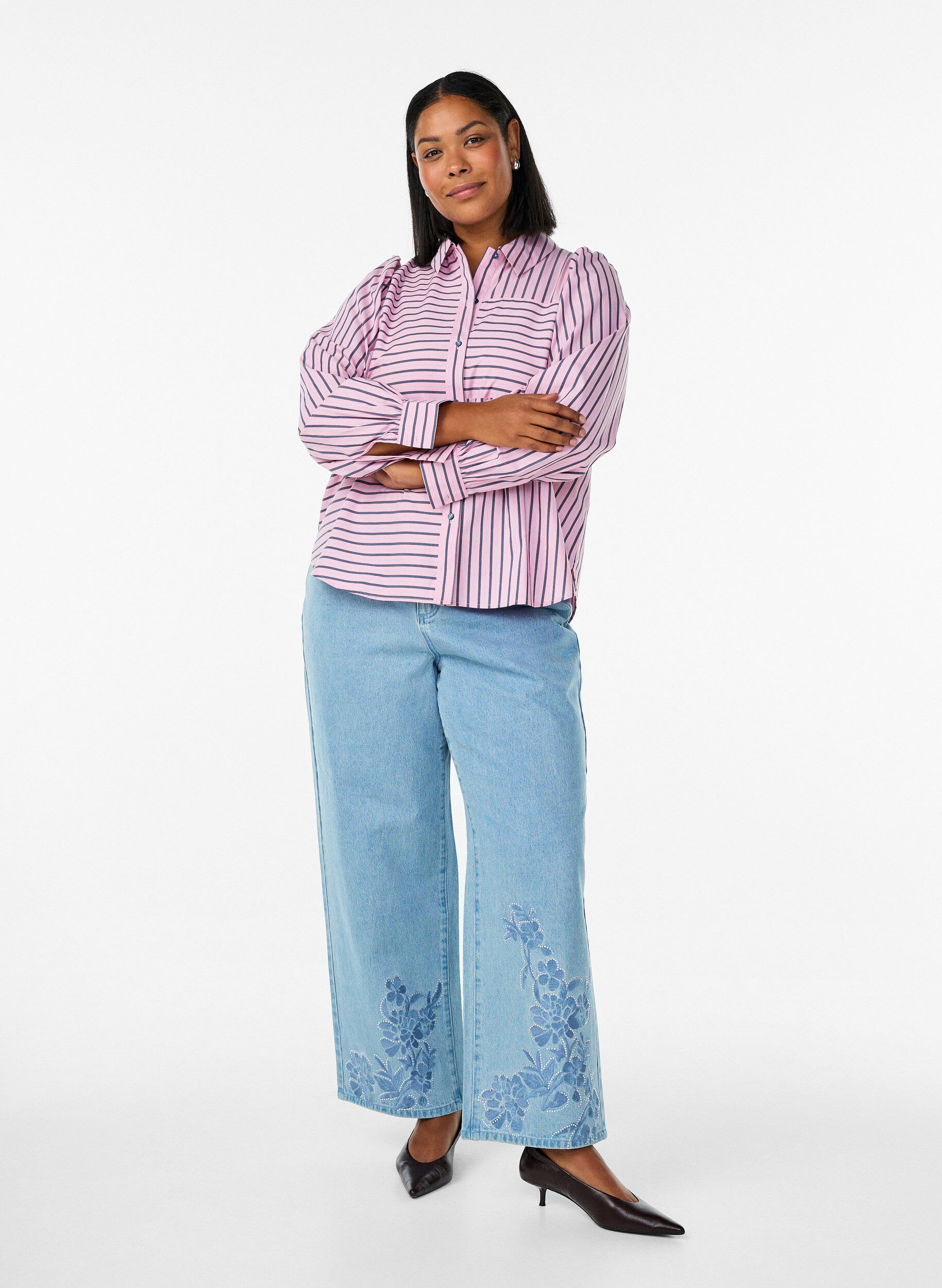 Myra jeans med bred passform och blomdetaljer, Bl&aring;, Model