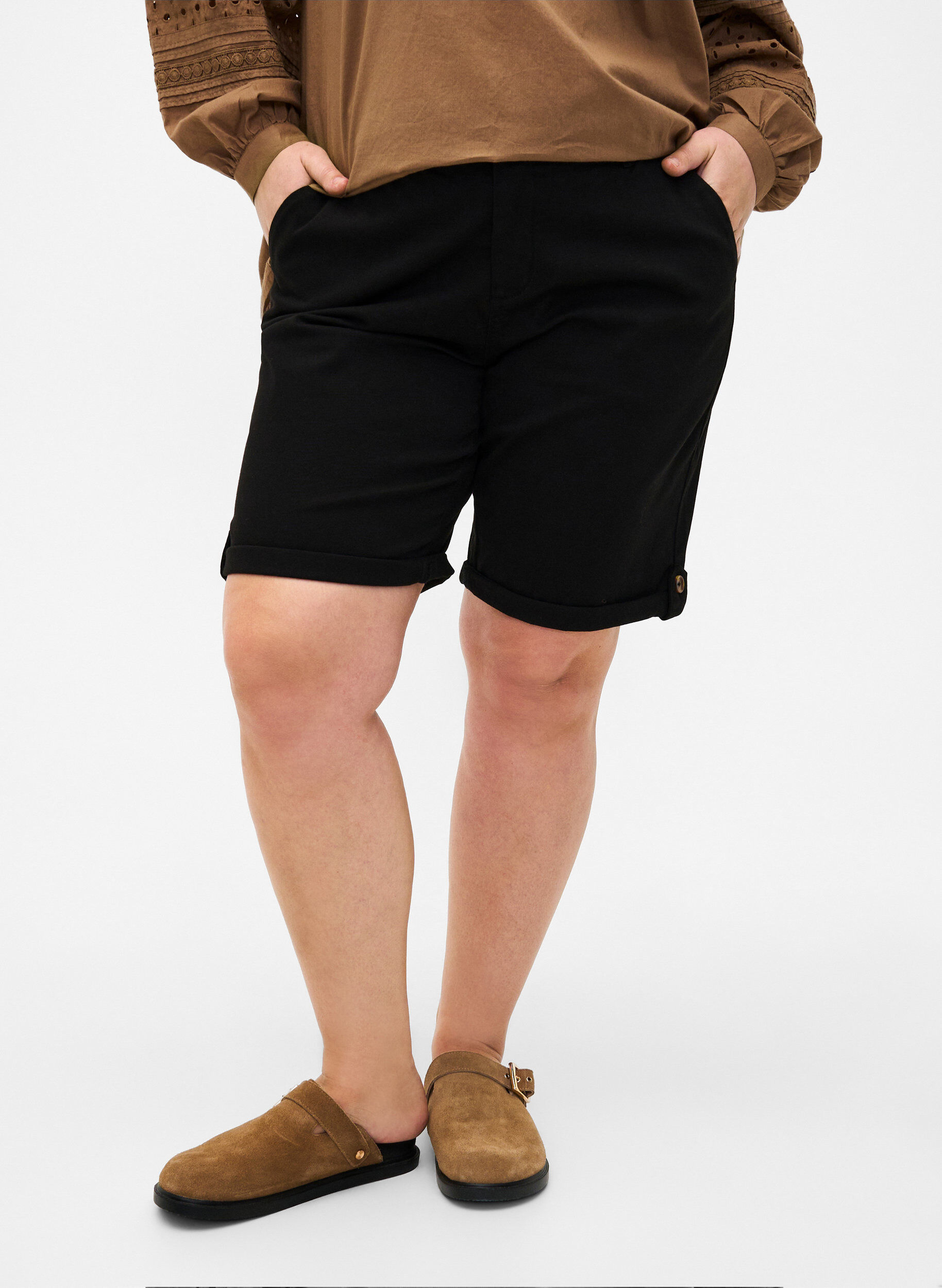 Zizzi Chinoshorts med fickor, Black, Model image number 2