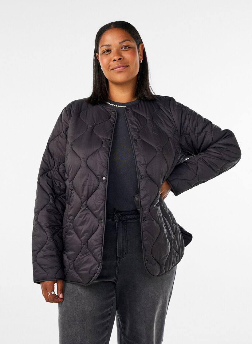 Quiltad jacka med tryckknappar och rund hals, Svart, Model image number 0