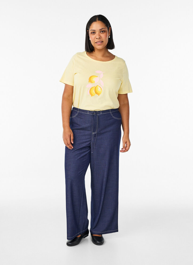 Byxor i denimlook med kontrasts&ouml;mmar, Bl&aring;, Model image number 0