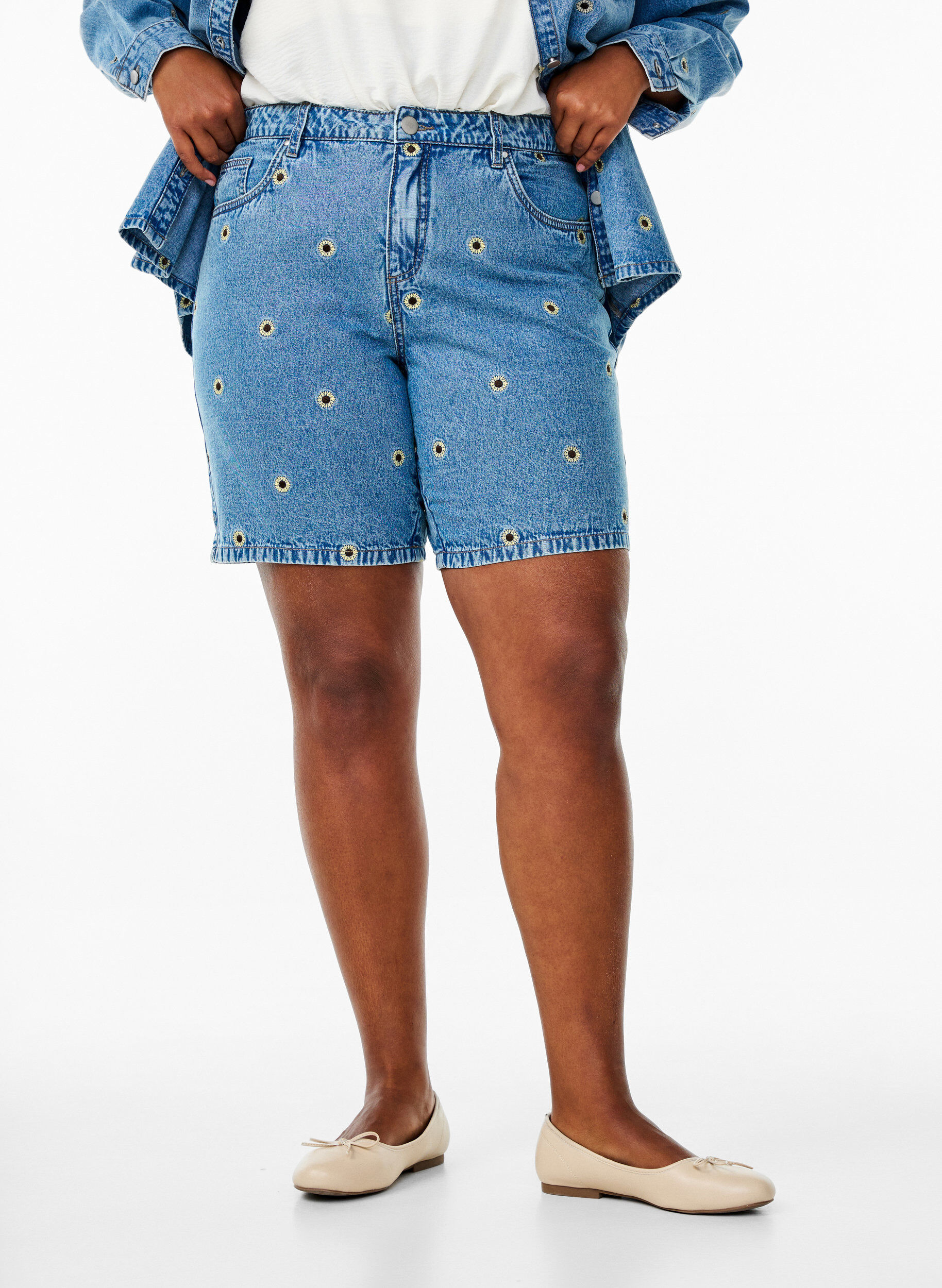ZizziJeansshorts med broderade blommor, Bl&aring;, Model image number 2