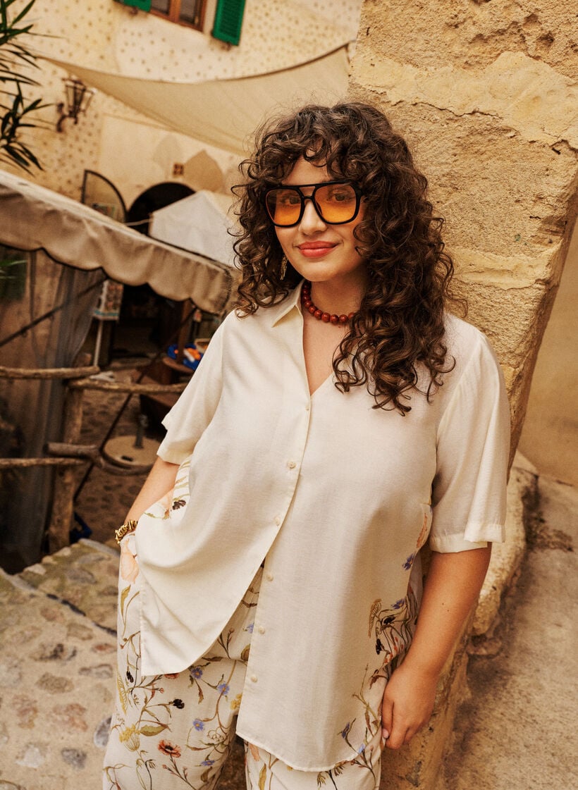 Skjortblus med armb&aring;gsl&aring;nga &auml;rmar och blommiga detaljer, Beige, Image image number 0