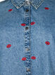 Lös jeanskjorta med broderade läppar, Light Blue Kiss, Packshot image number 2