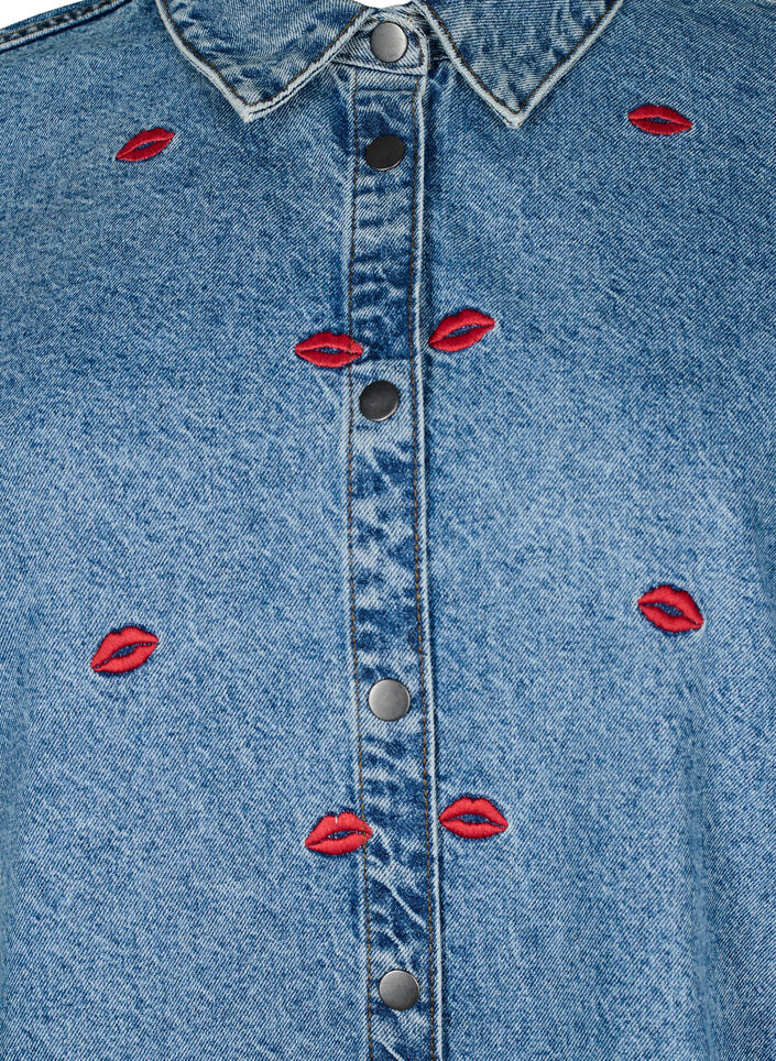 Lös jeanskjorta med broderade läppar, Light Blue Kiss, Packshot image number 2