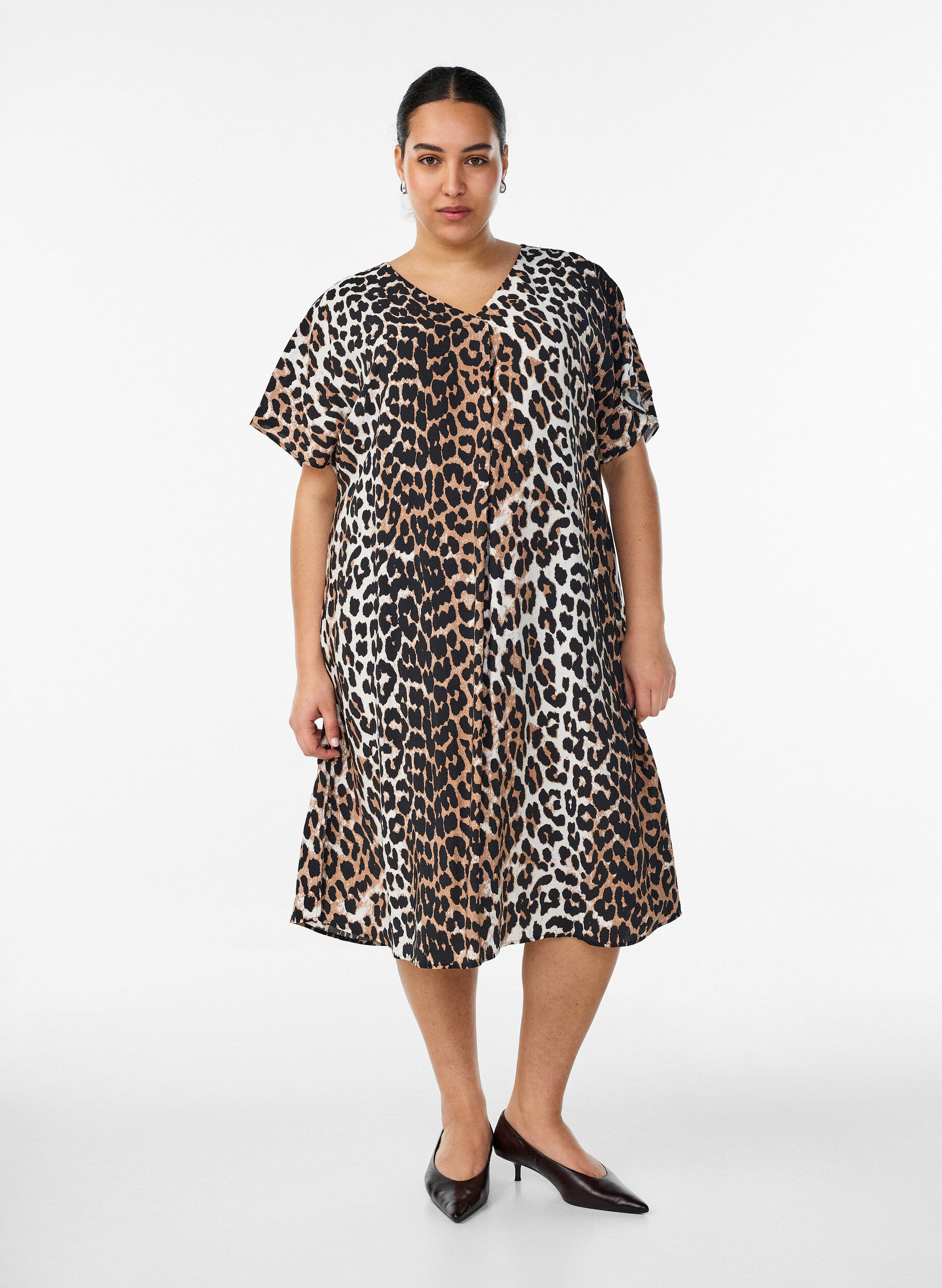 Kl&auml;nning med v-ringning i viskos, Brun, Model