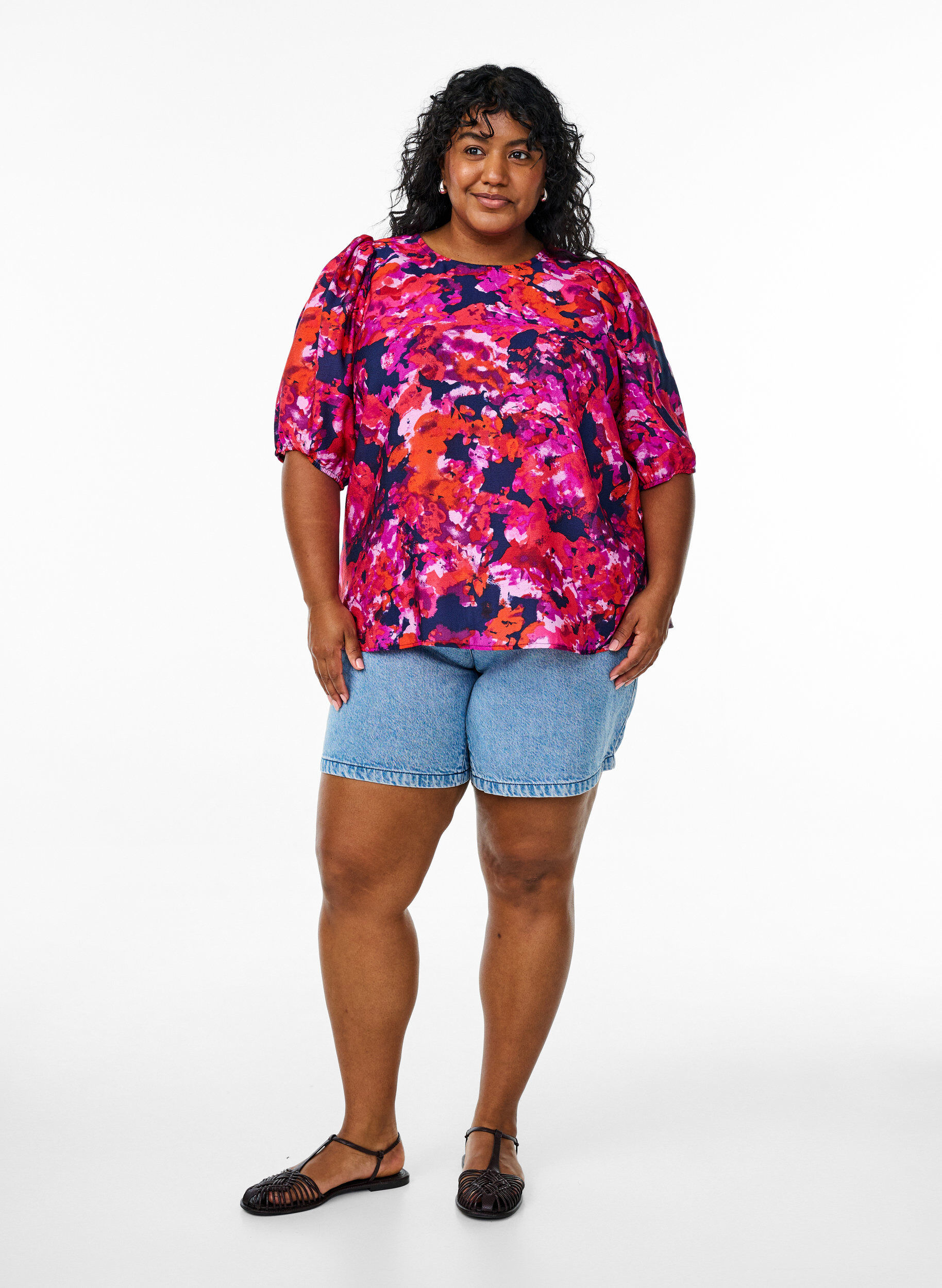 Zizzi Blus med 1/2 &auml;rm och f&auml;rgstarkt tryck, Rosa, Model image number 1