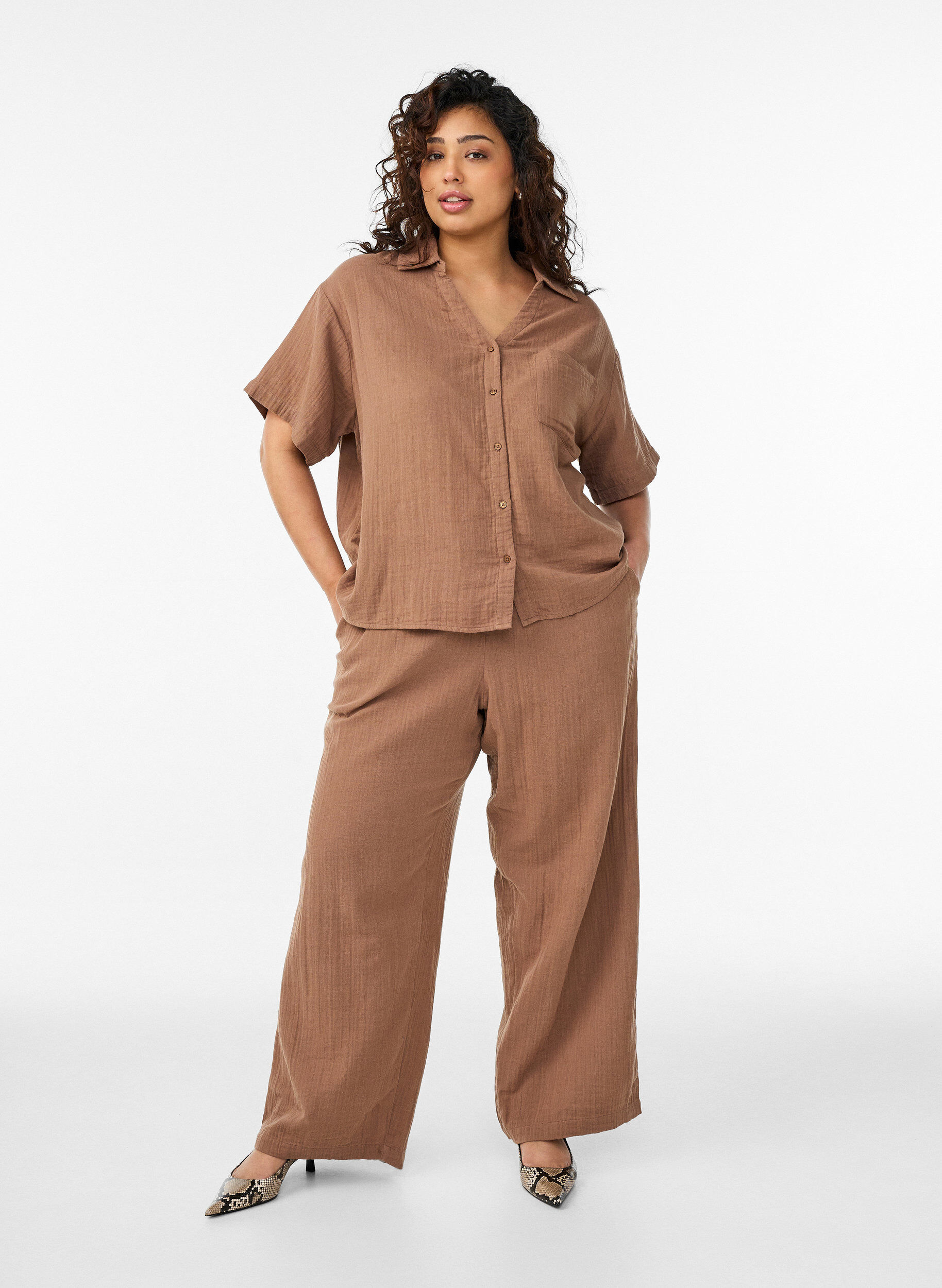 Byxor i bomullsmuslin med h&ouml;g midja och l&ouml;sa ben, Brun, Model
