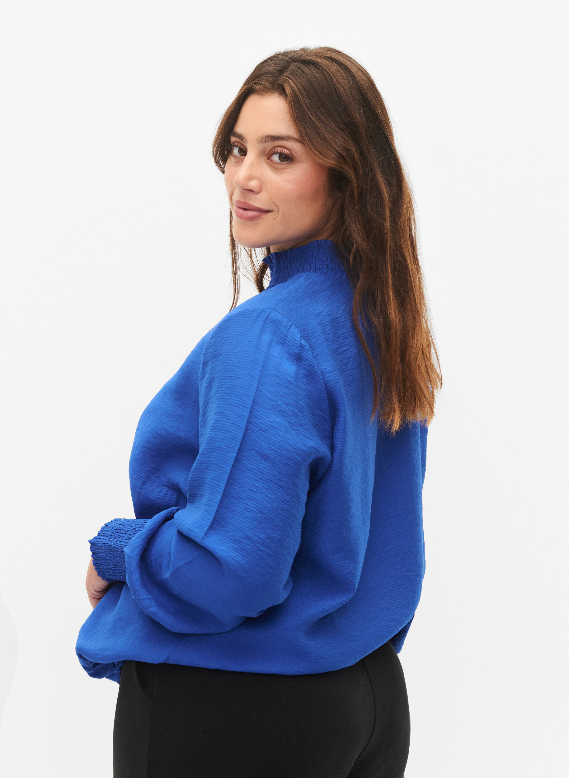 Zizzi Viskosblus med smock, Surf the web, Model image number 1