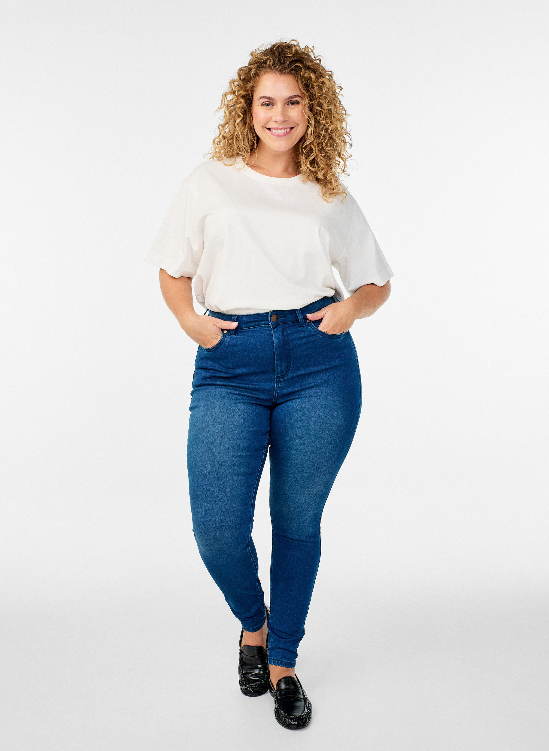 Zizzi Supersmala Amy-jeans med h&ouml;g midja, Bl&aring;, Model image number 0