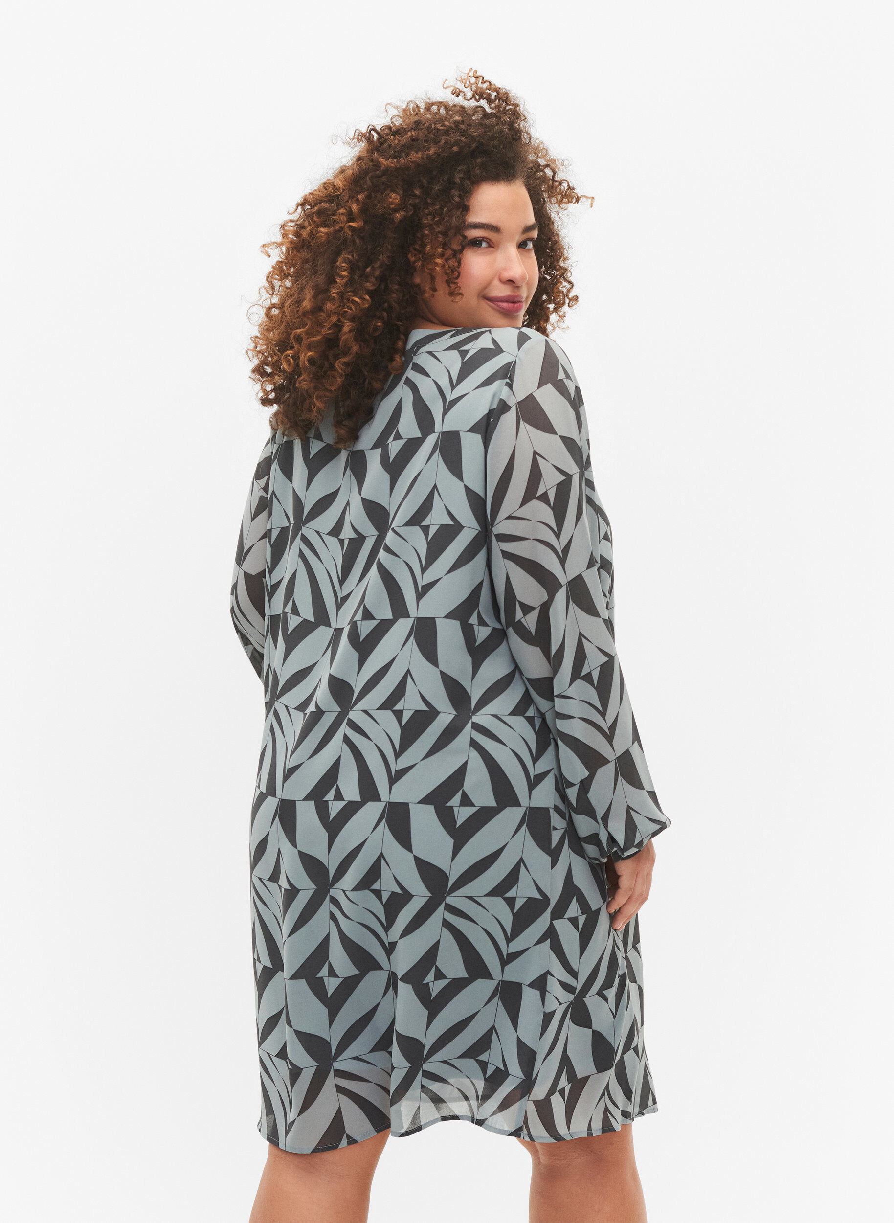 Zizzi L&aring;ng&auml;rmad kl&auml;nning med V-ringning, Graphic Leaf, Model image number 1