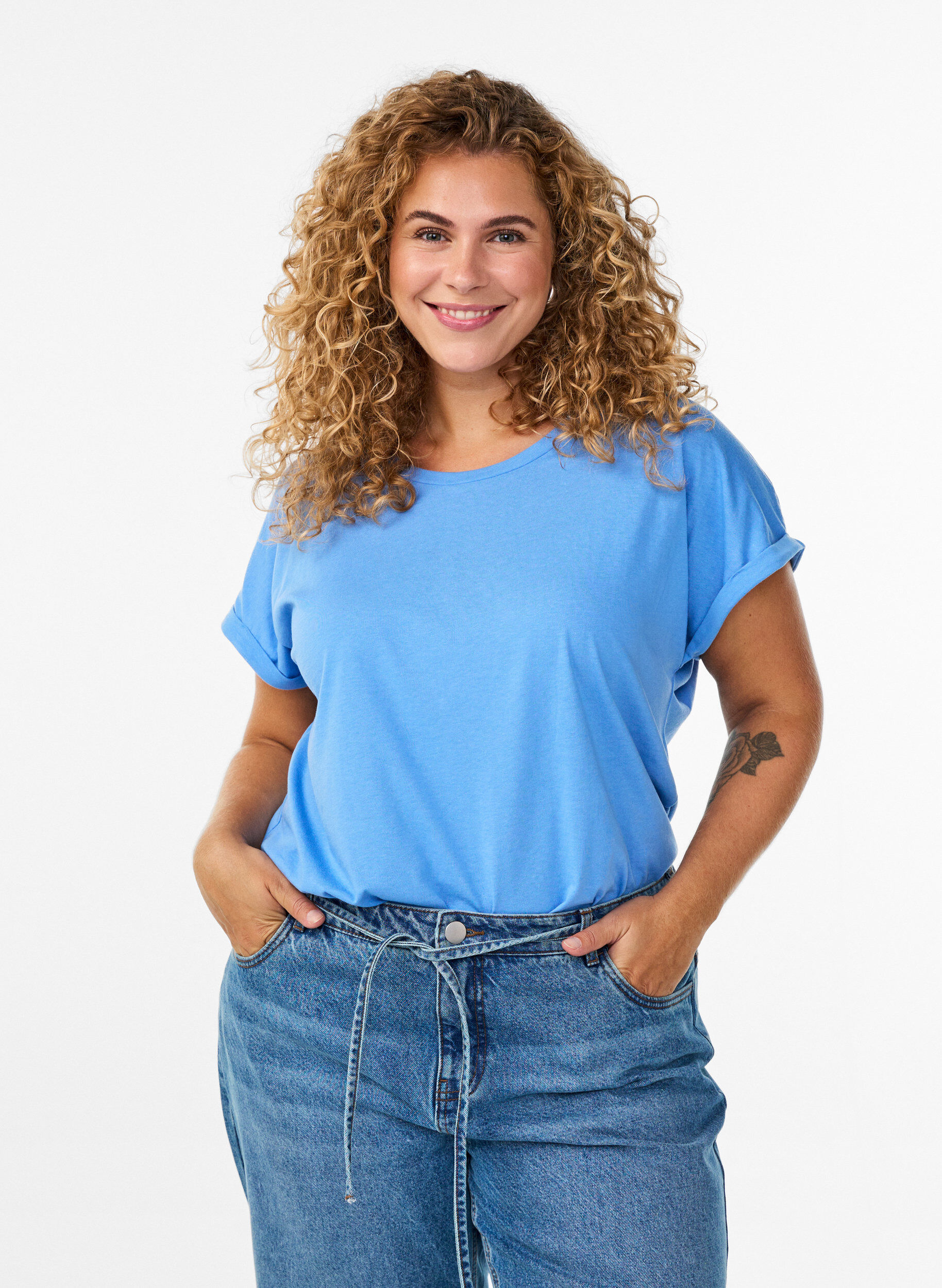 Kort&auml;rmad t-shirt i bomullsmix, Bl&aring;, Model