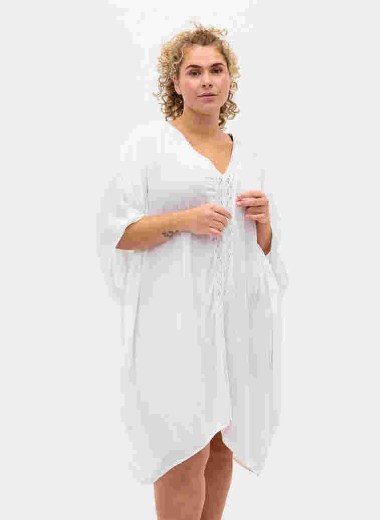 Strandklänning i viskos med spetsdetaljer, Bright White, Model